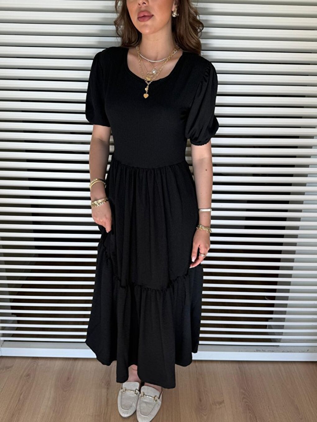 Siyah Kadın Kısa Kollu Yakası Açık Katlı Bürümcük Balon Elbise-2