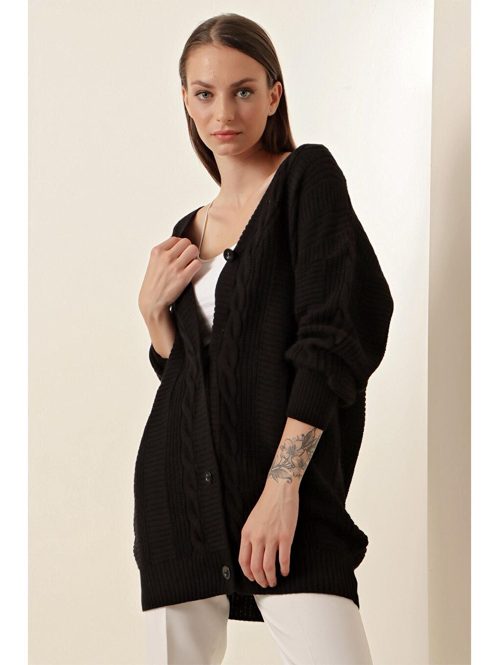 Kadın Siyah Saç Örgü Desen Uzun Düğmeli Rahat Kesim Triko Hırka HZL23W-BD1100691-3