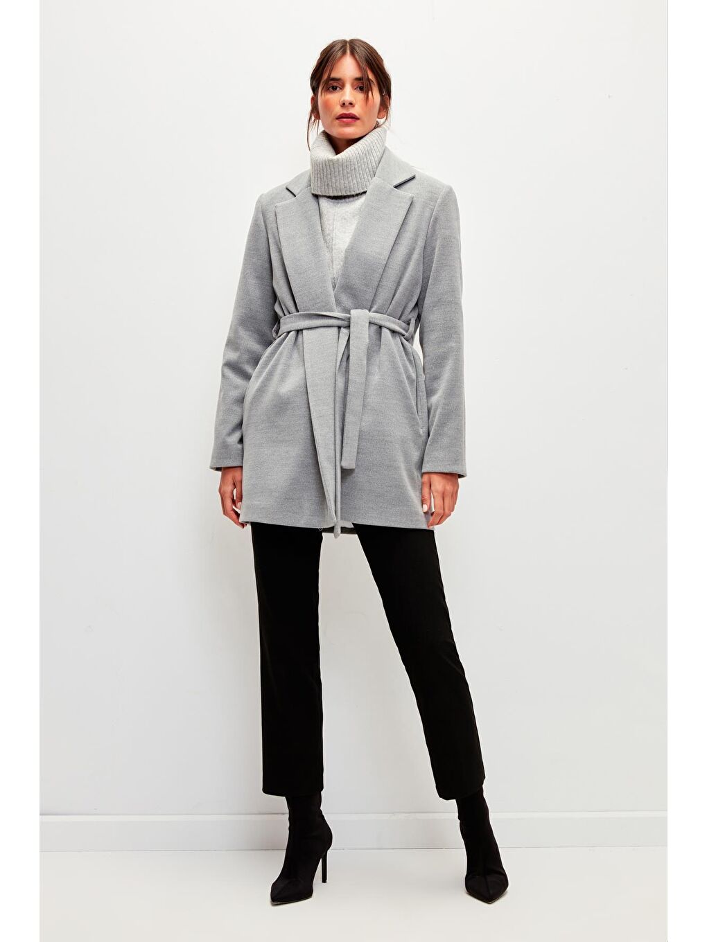 Düz Renk Kuşaklı Kruvaze Yaka Kaban-Gri-1