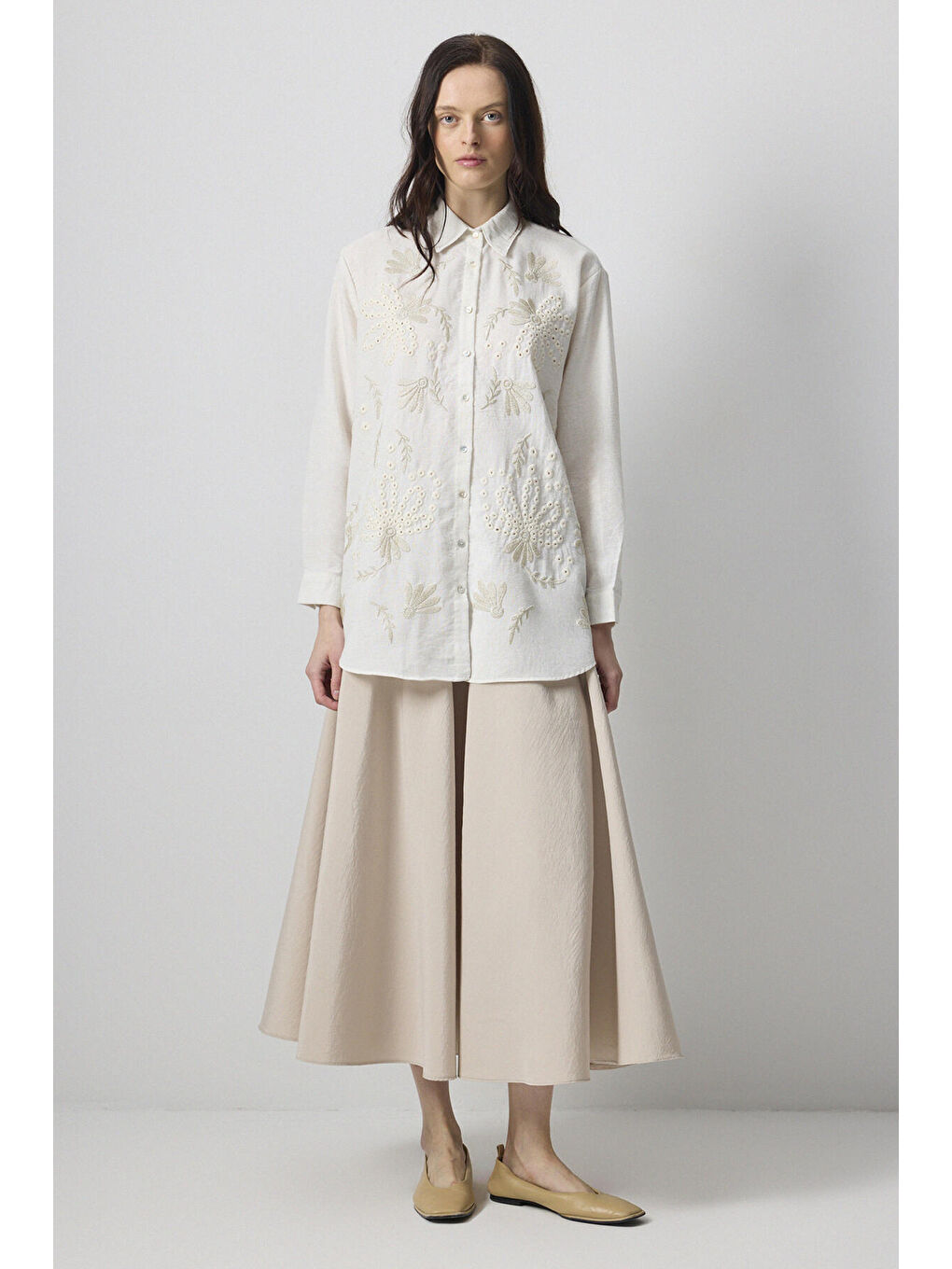Beyaz Önü Nakış Detaylı Gömlek