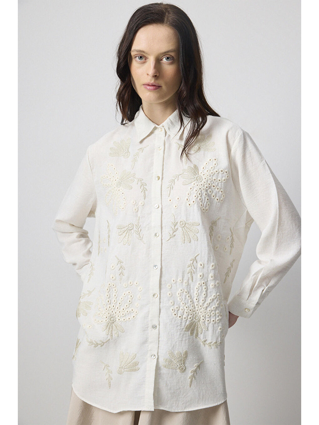 Beyaz Önü Nakış Detaylı Gömlek-1