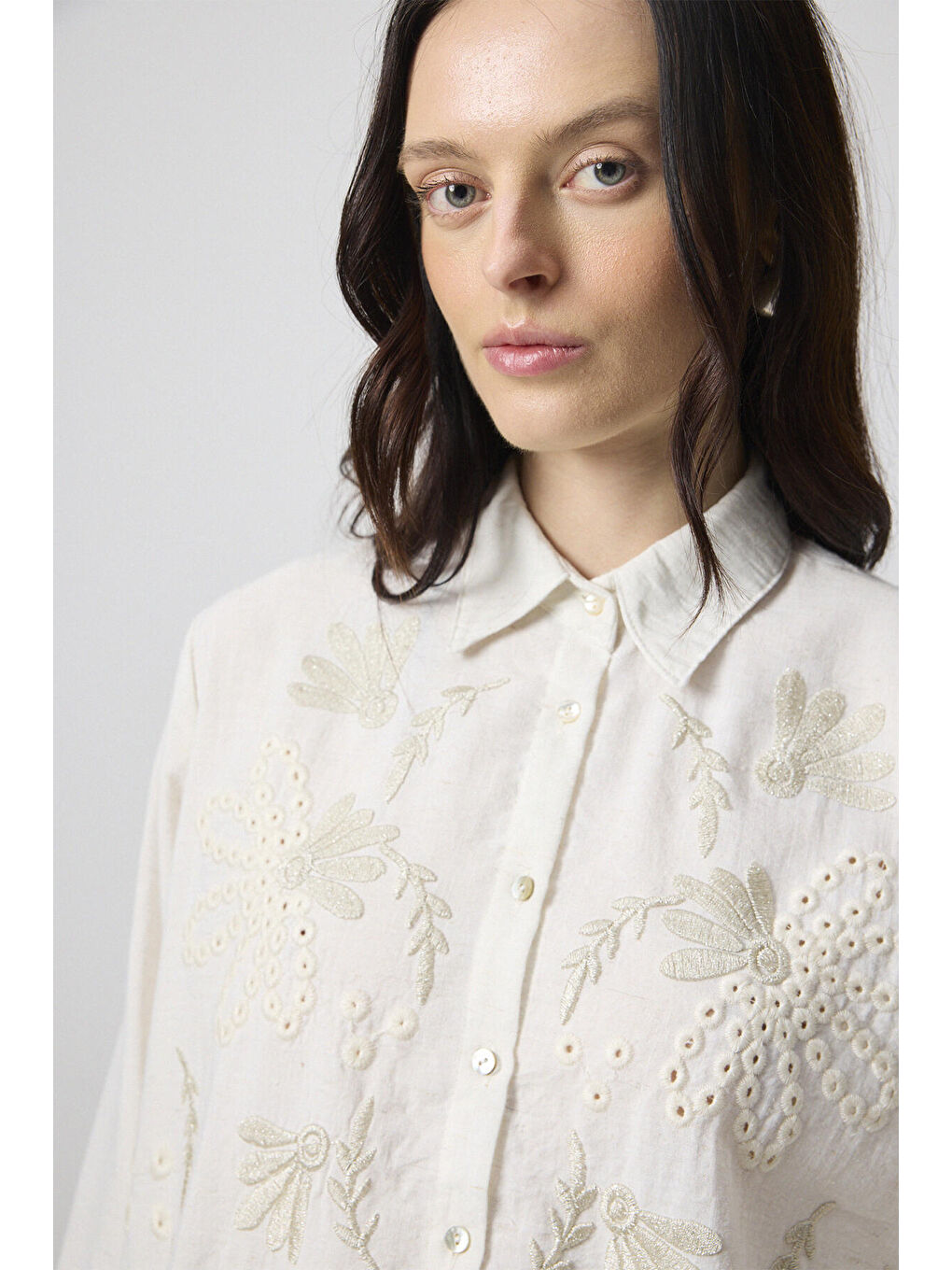 Beyaz Önü Nakış Detaylı Gömlek-4