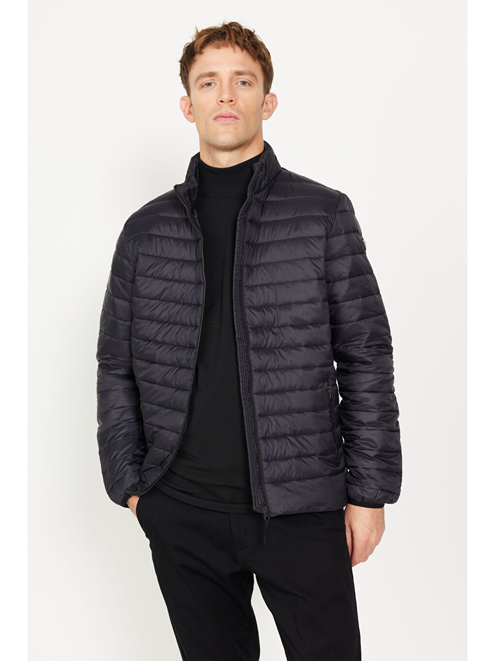 Erkek Siyah Standart Fit Normal Kesim Dik Yaka Desenli Mont