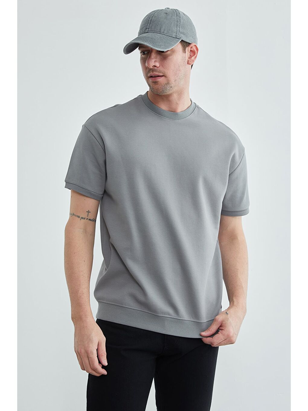 Gri Bisiklet Yaka Armalı Pike Tişört-1