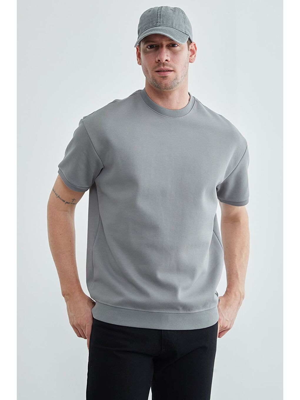 Gri Bisiklet Yaka Armalı Pike Tişört-2