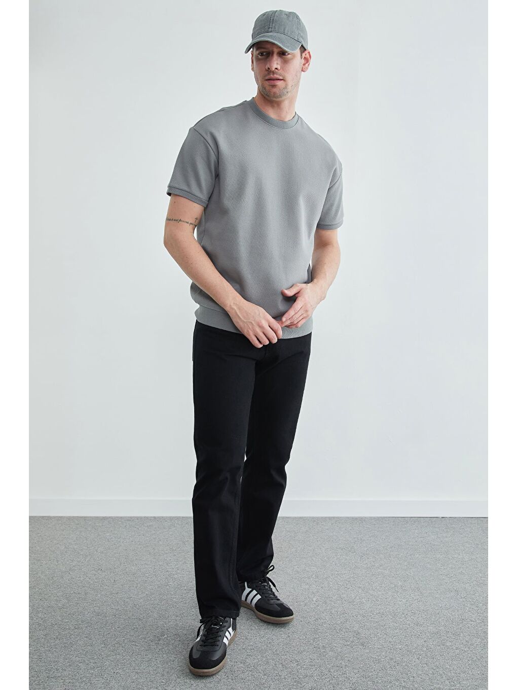 Gri Bisiklet Yaka Armalı Pike Tişört-3