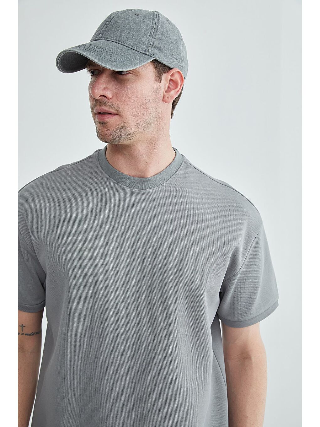 Gri Bisiklet Yaka Armalı Pike Tişört-4