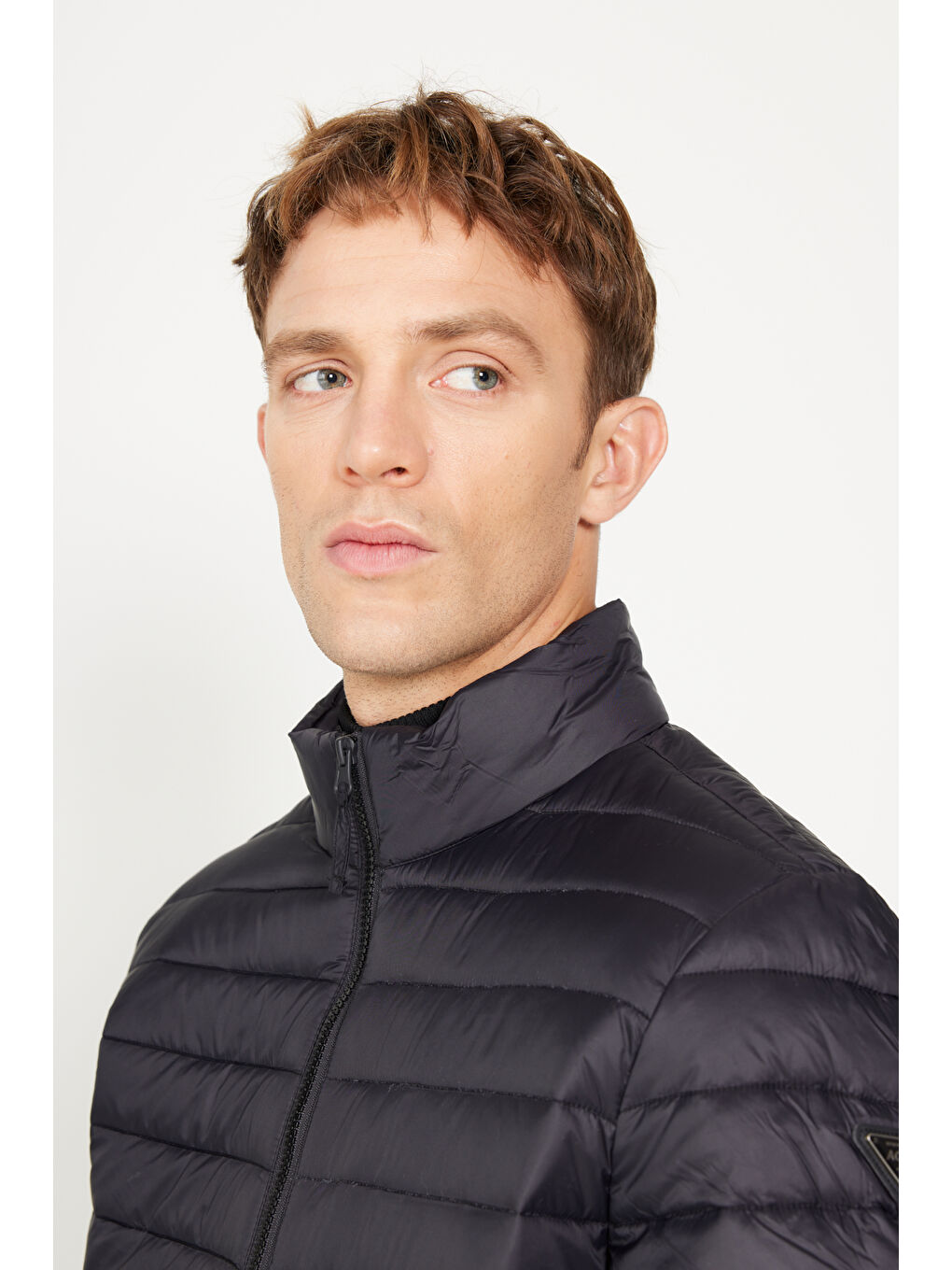 Erkek Siyah Standart Fit Normal Kesim Dik Yaka Desenli Mont-6