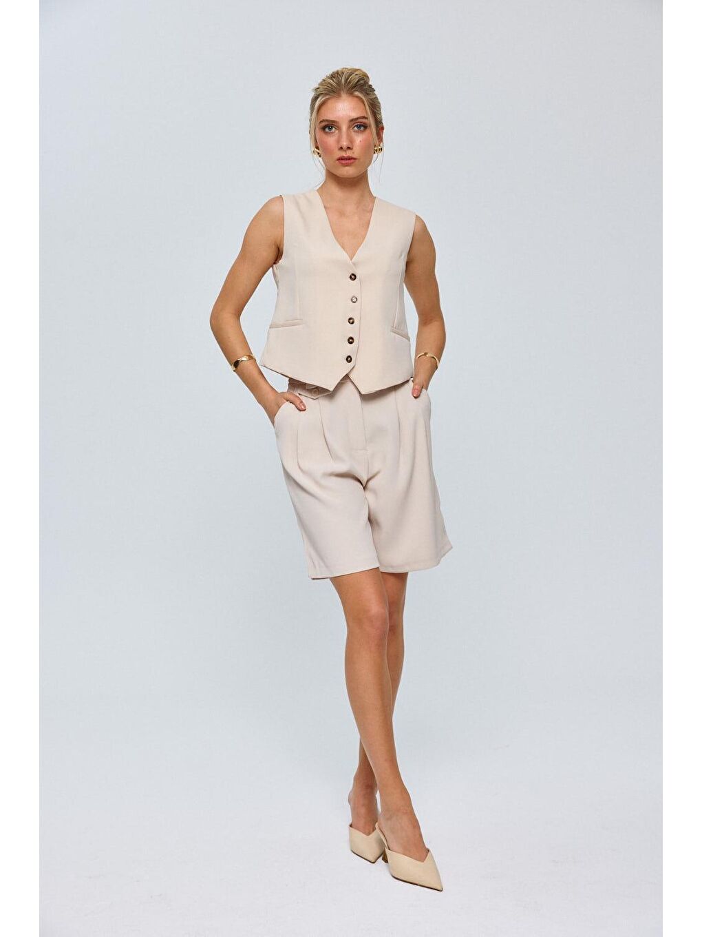 Pileli Bermuda Bej Kadın Şort-1