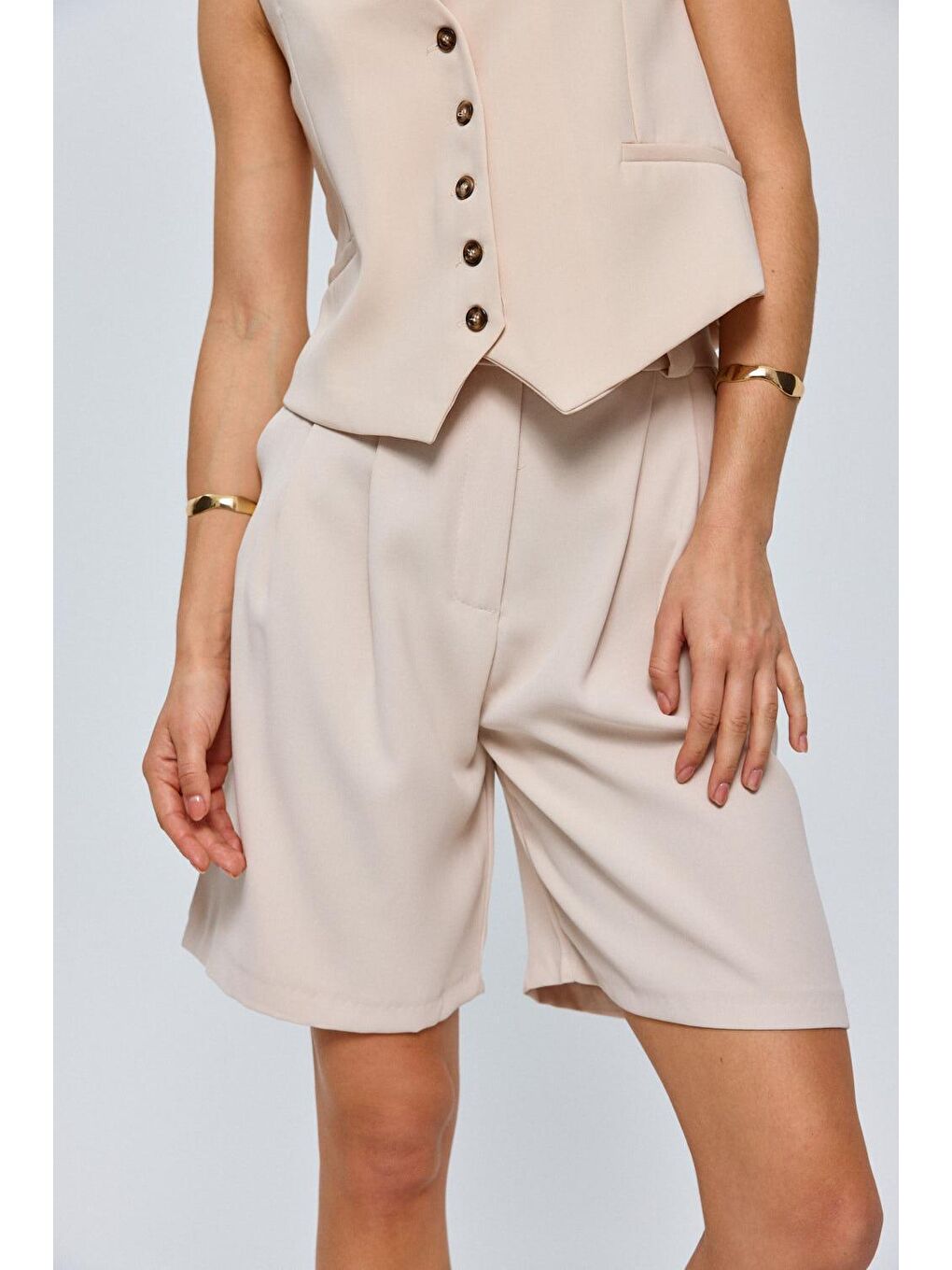 Pileli Bermuda Bej Kadın Şort-2