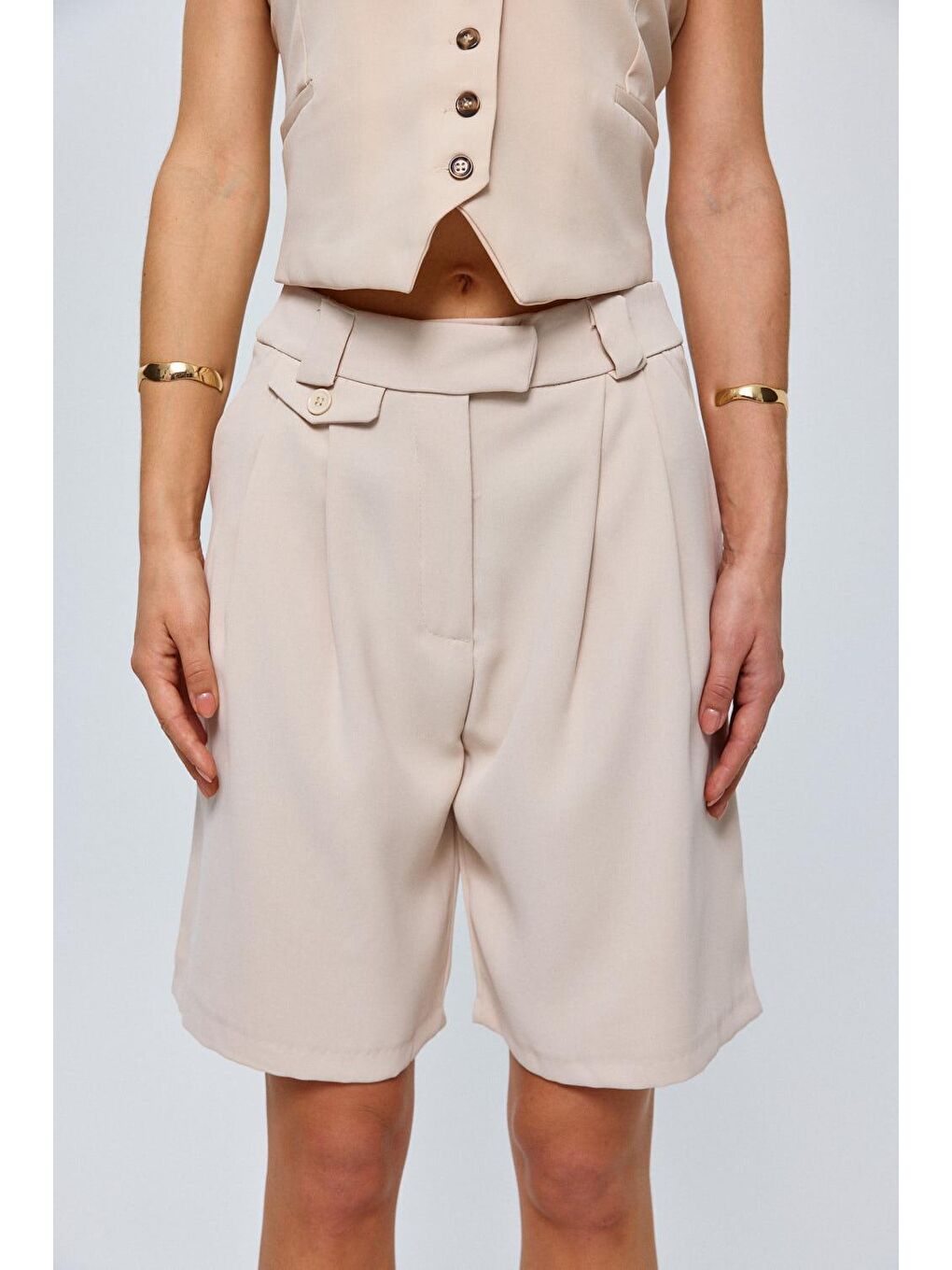 Pileli Bermuda Bej Kadın Şort-3