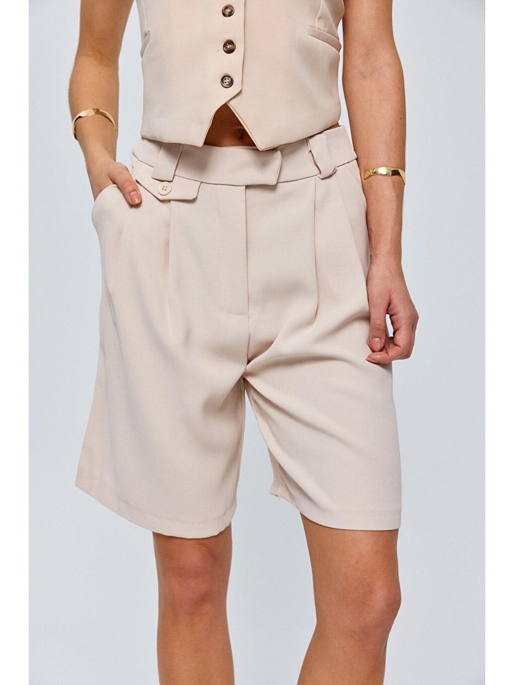 Pileli Bermuda Bej Kadın Şort-4