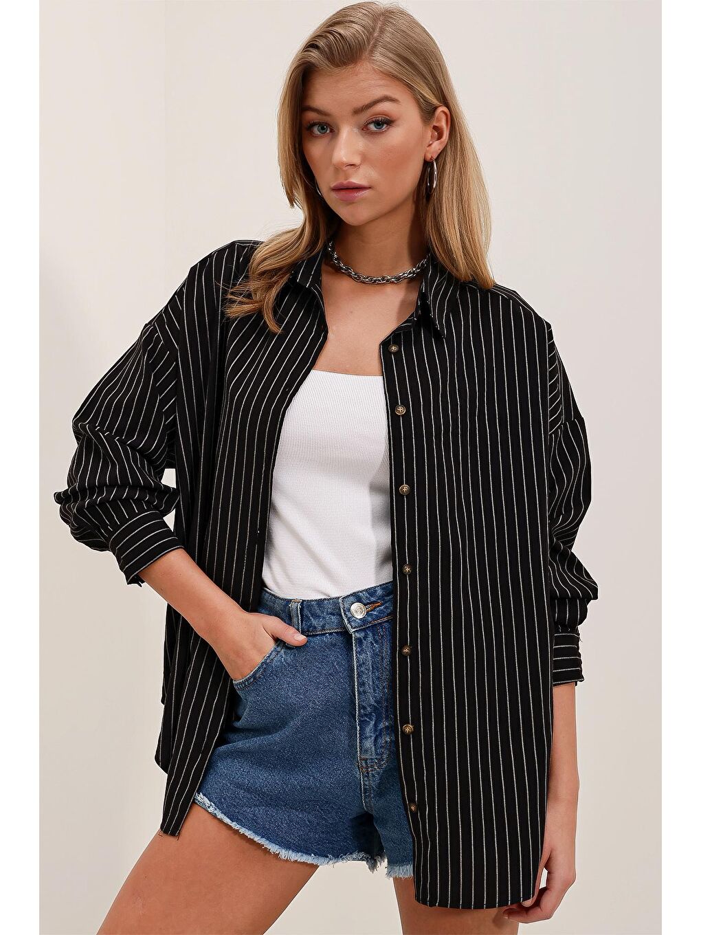 Kadın Siyah Beyaz Çizgili Oversize Uzun Basic Gömlek 3900