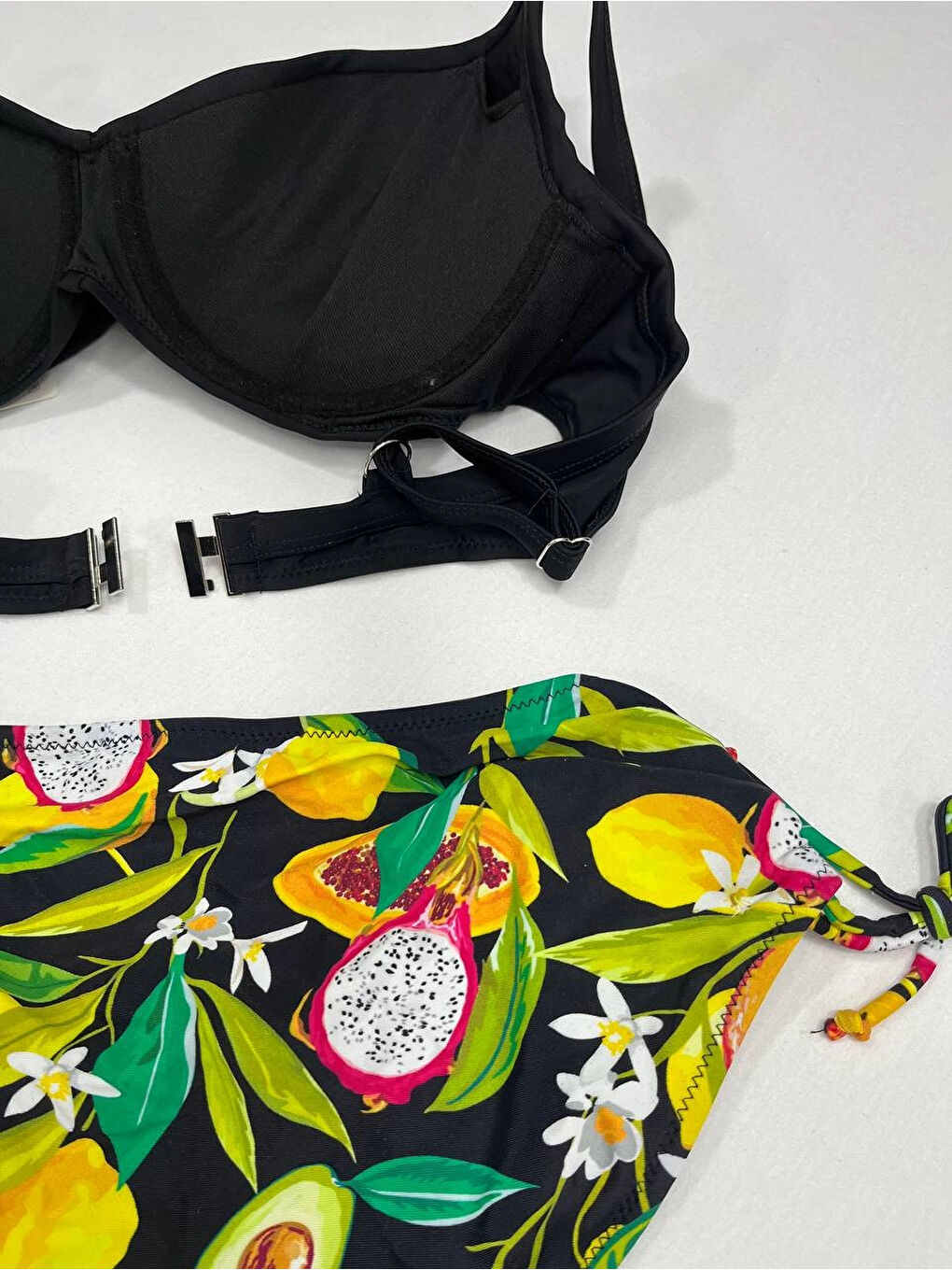 Kadın Siyah Aksesuar Detaylı Tropikal Desen Bikini Takım HZL25S-LC3343-4