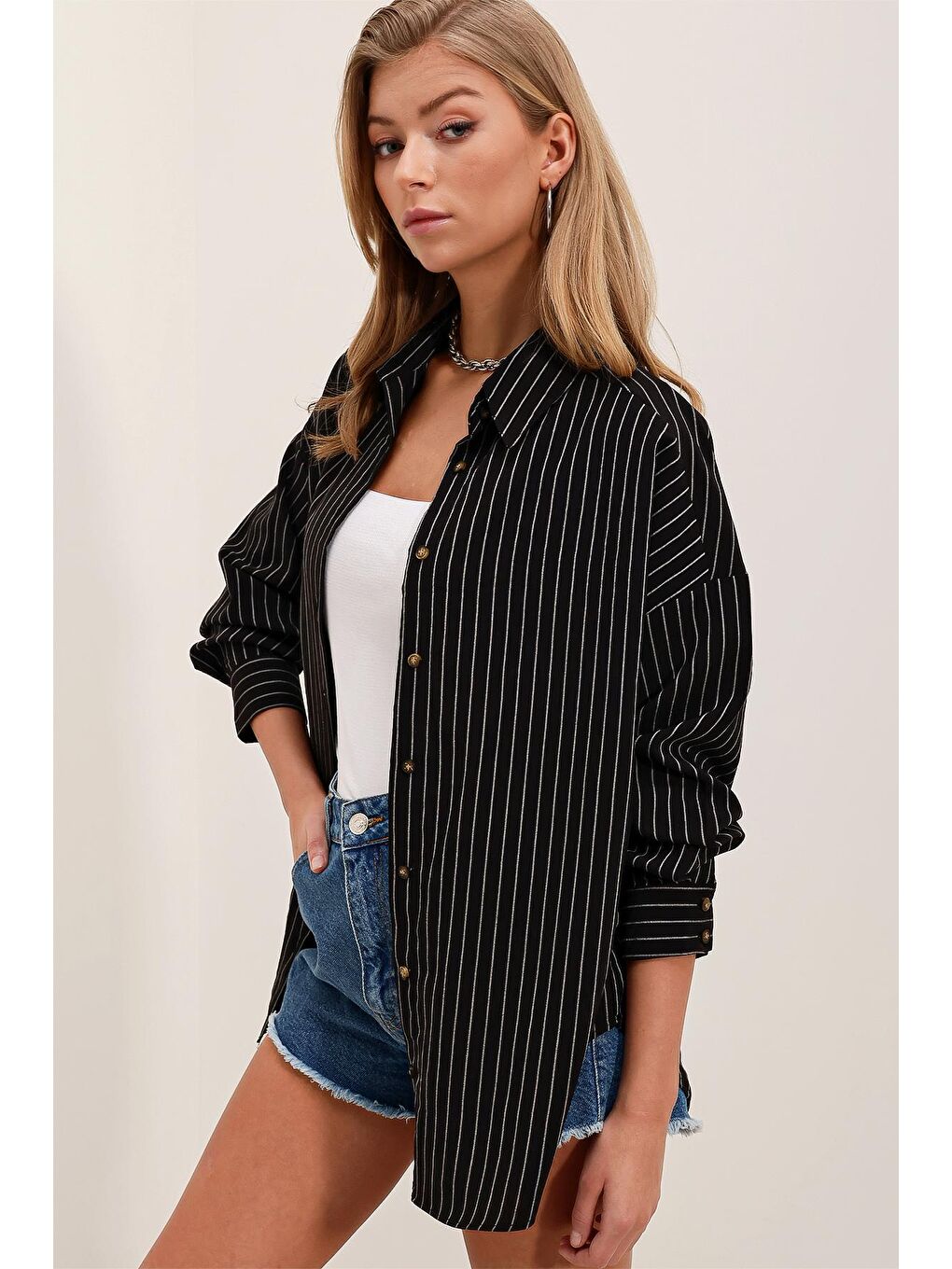 Kadın Siyah Beyaz Çizgili Oversize Uzun Basic Gömlek 3900-1