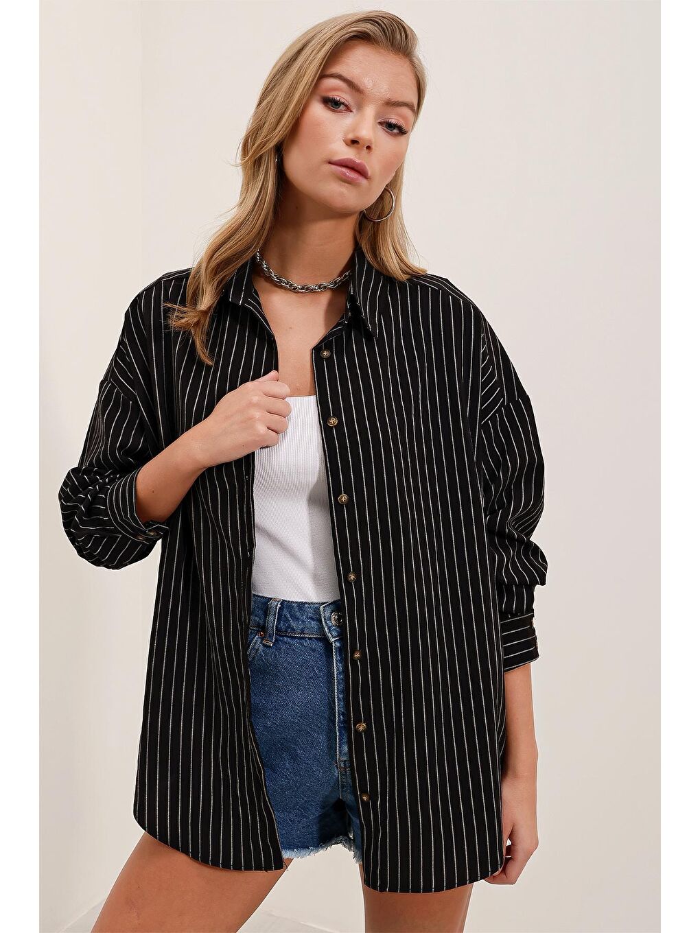 Kadın Siyah Beyaz Çizgili Oversize Uzun Basic Gömlek 3900-4