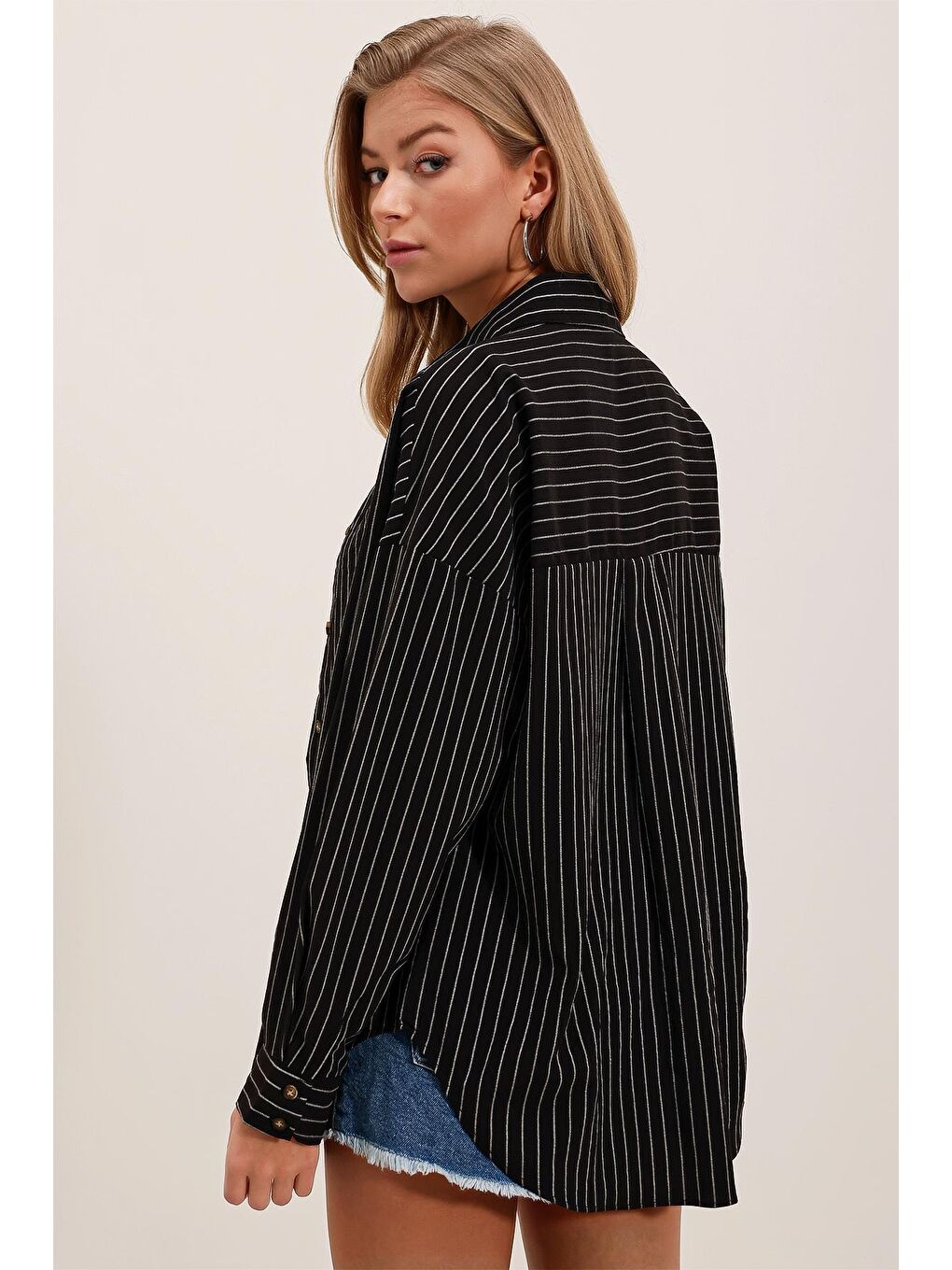 Kadın Siyah Beyaz Çizgili Oversize Uzun Basic Gömlek 3900-5