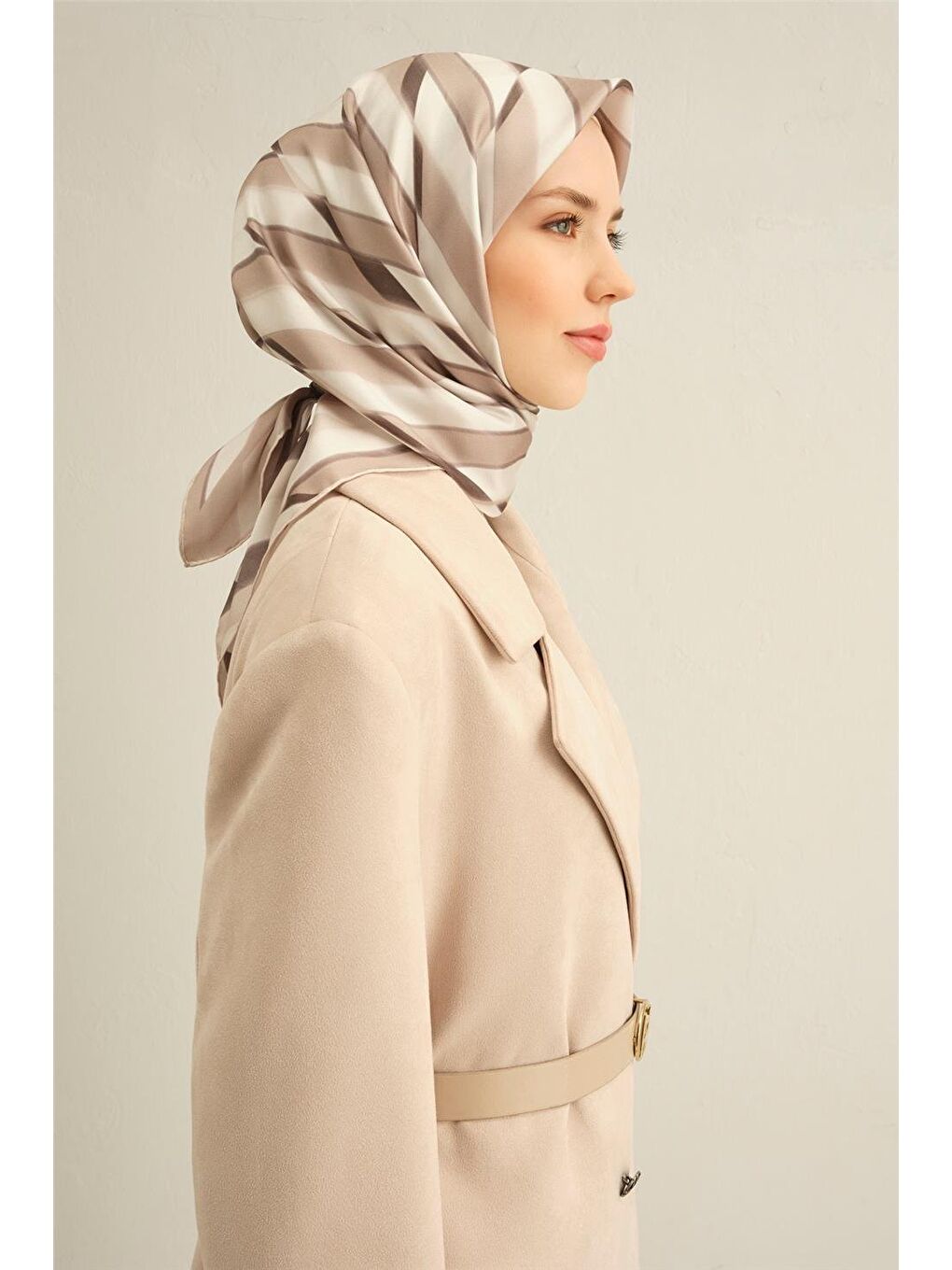 Bej Geometrik Desenli Saf İpek Sura Eşarp 9325 81-2