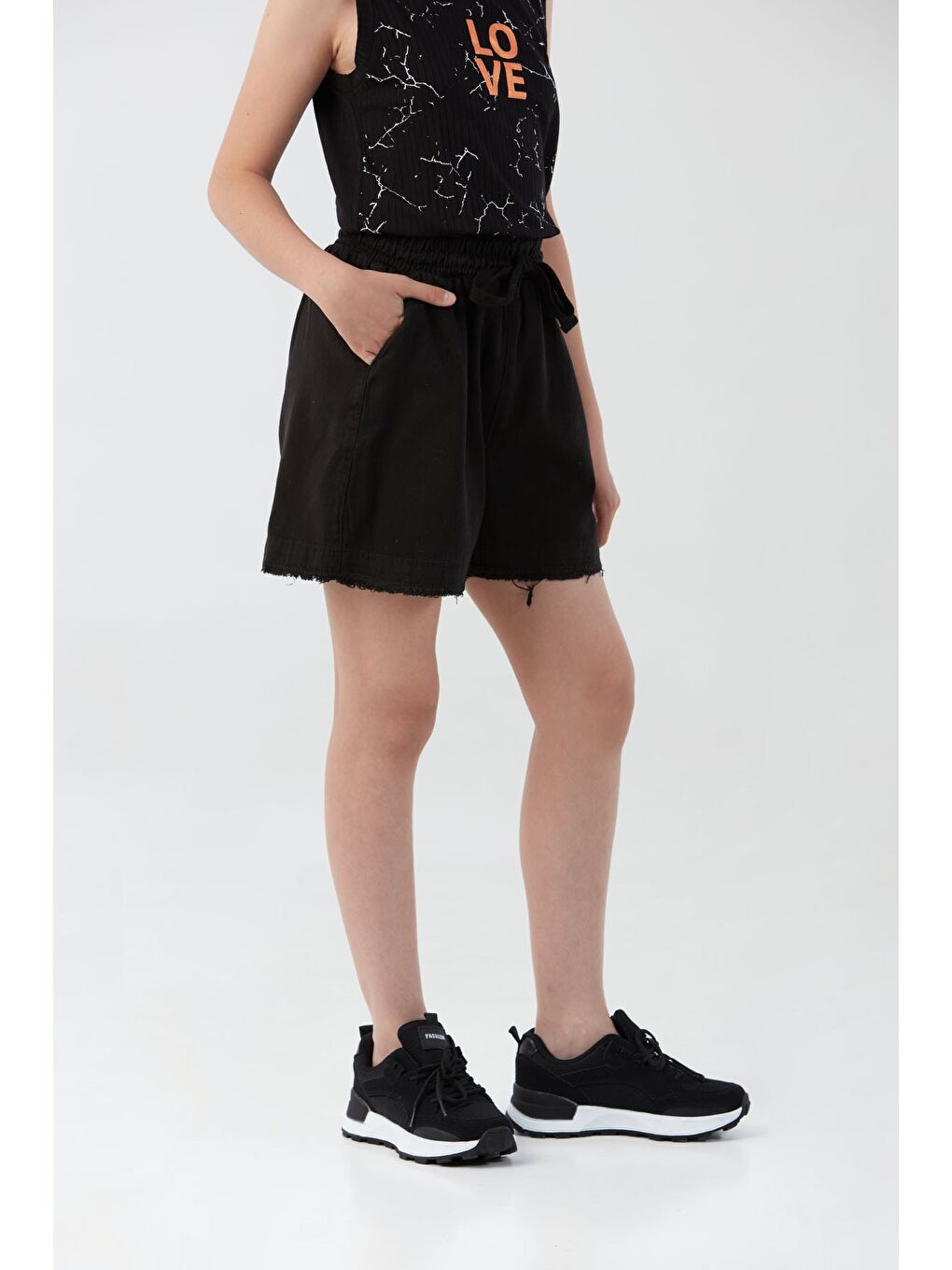 Siyah Beli Bağlamalı Püsküllü Kız Çocuk Şort-2