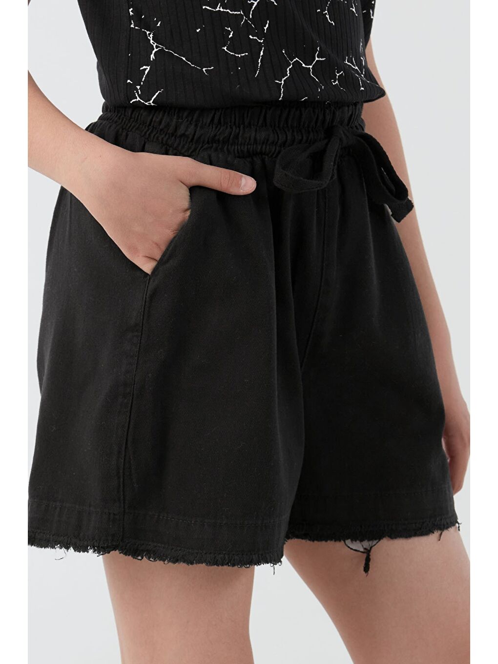 Siyah Beli Bağlamalı Püsküllü Kız Çocuk Şort-3