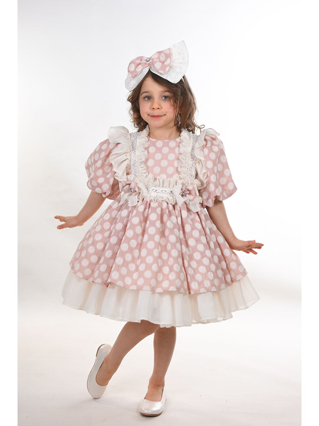 Pembe Özel Tasarım, Puantiyeli, Fırfır Detaylı, Saç Aksesuarlı, Balon Kollu Kız Çocuk Elbise_M2403-1