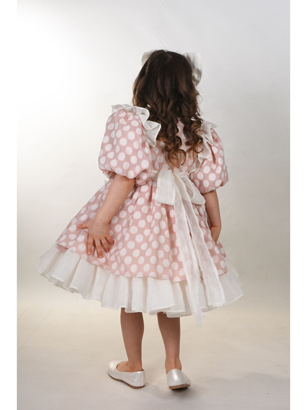 Pembe Özel Tasarım, Puantiyeli, Fırfır Detaylı, Saç Aksesuarlı, Balon Kollu Kız Çocuk Elbise_M2403-4