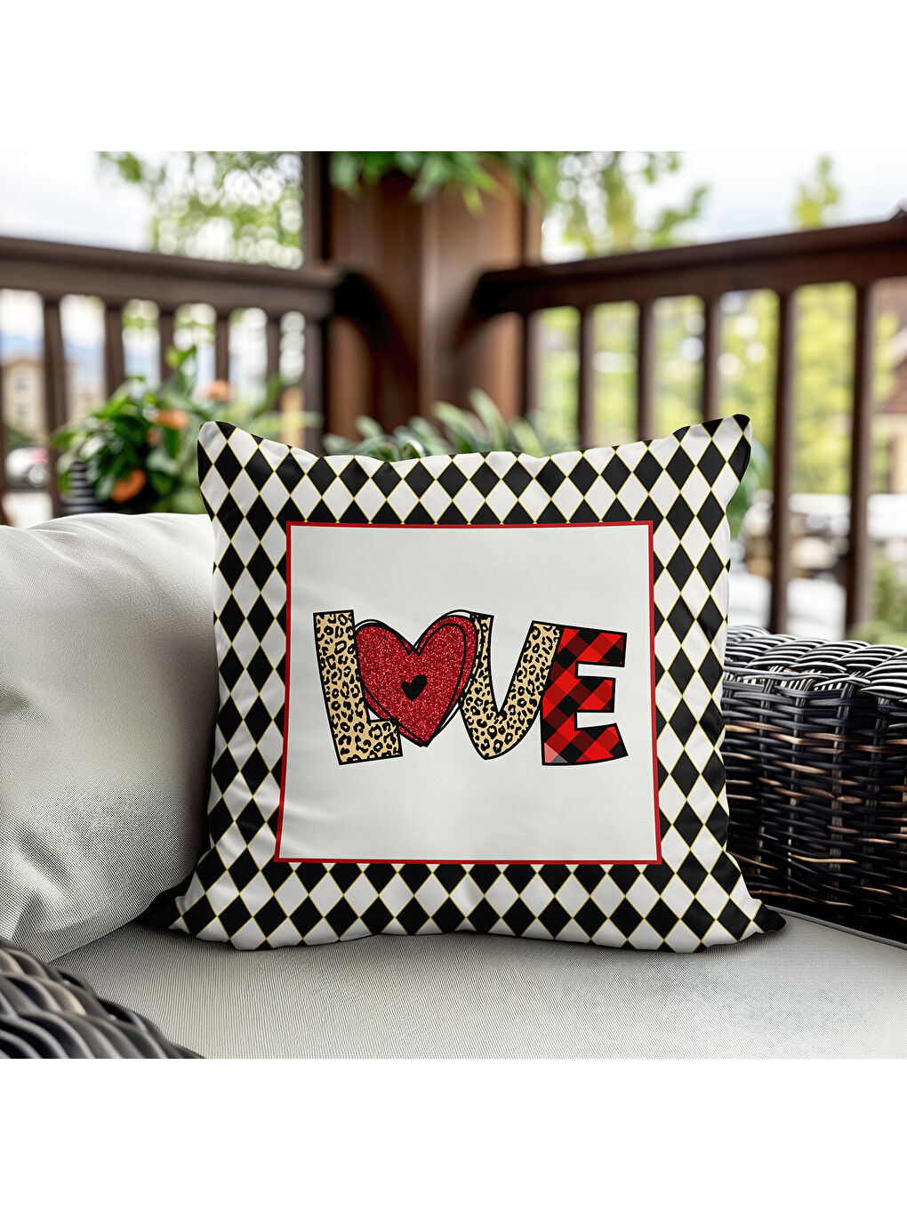 Karışık Sevgililer Günü Özel Love Yazılı Çift Taraflı Baskılı Kadife Kırlent Kılıfı   43x43 cm