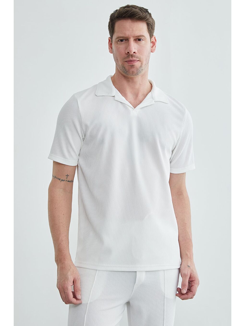 Beyaz Fitilli Polo Yaka Tişört-1