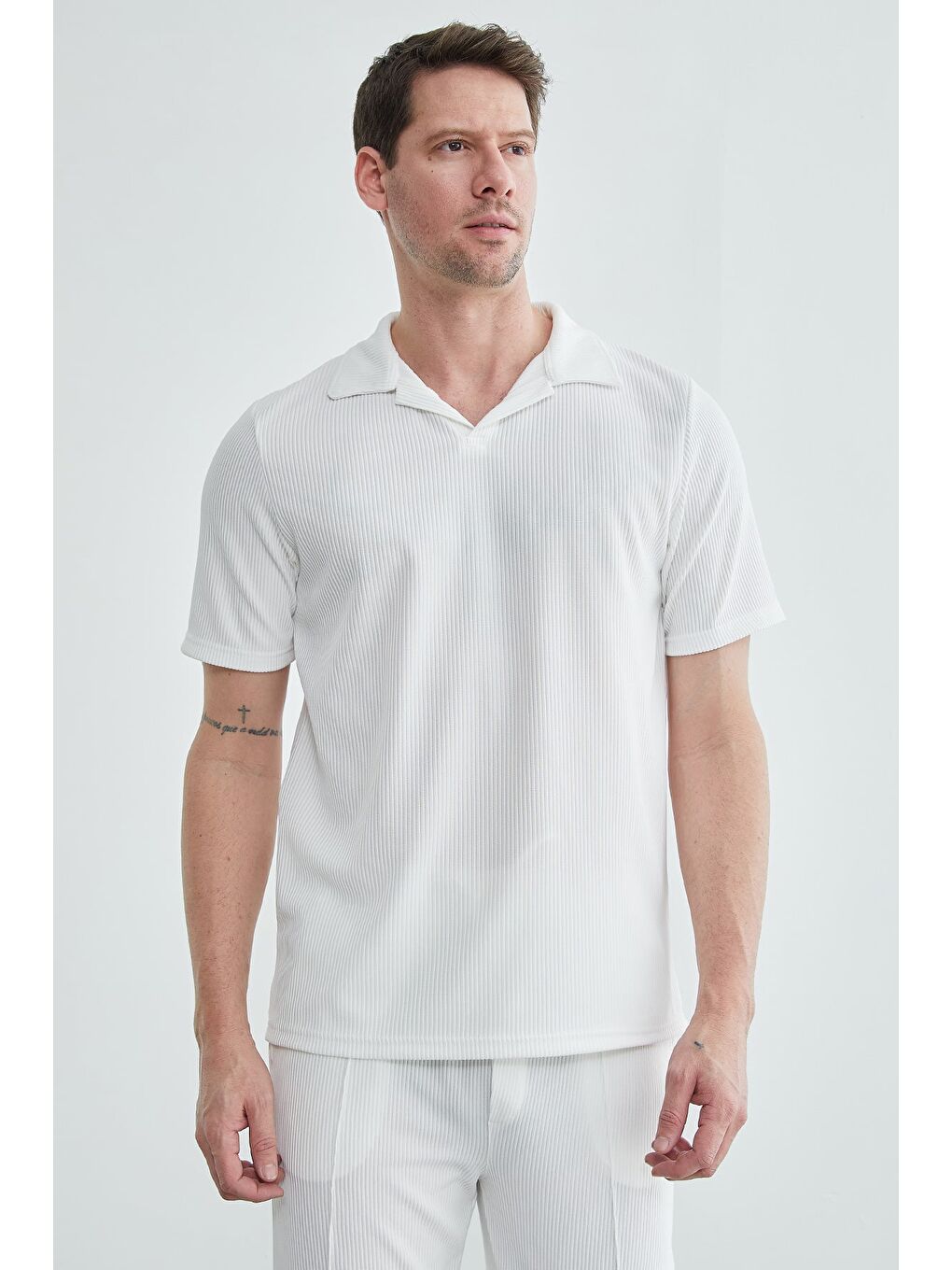 Beyaz Fitilli Polo Yaka Tişört-2