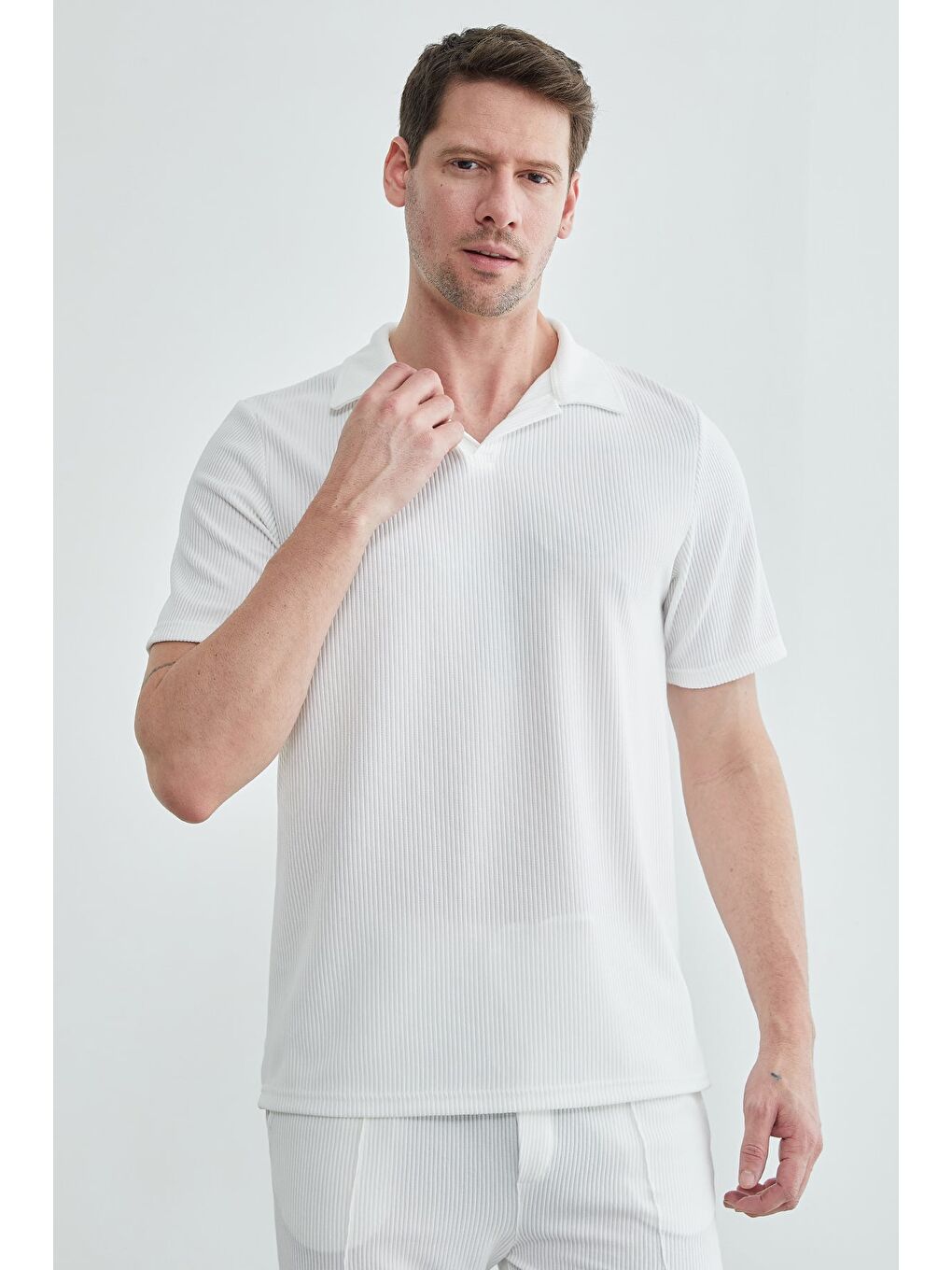 Beyaz Fitilli Polo Yaka Tişört-4