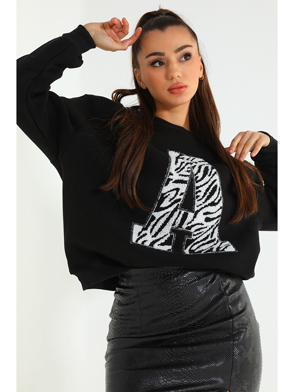 GÜLSELİ Siyah Kadın Nakışlı Şardonlu Üç İplik Sweatshirt