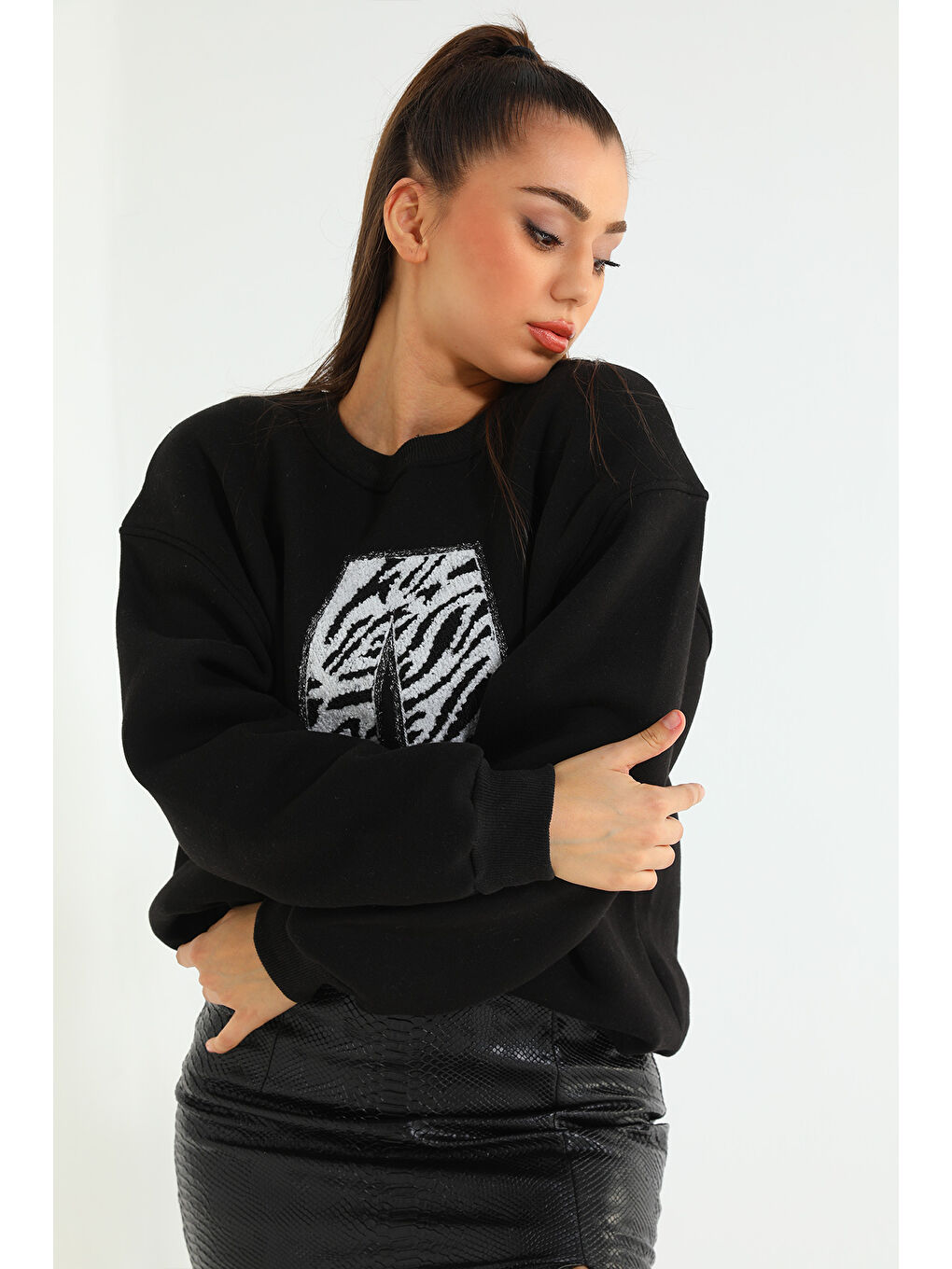 GÜLSELİ Siyah Kadın Nakışlı Şardonlu Üç İplik Sweatshirt - 2