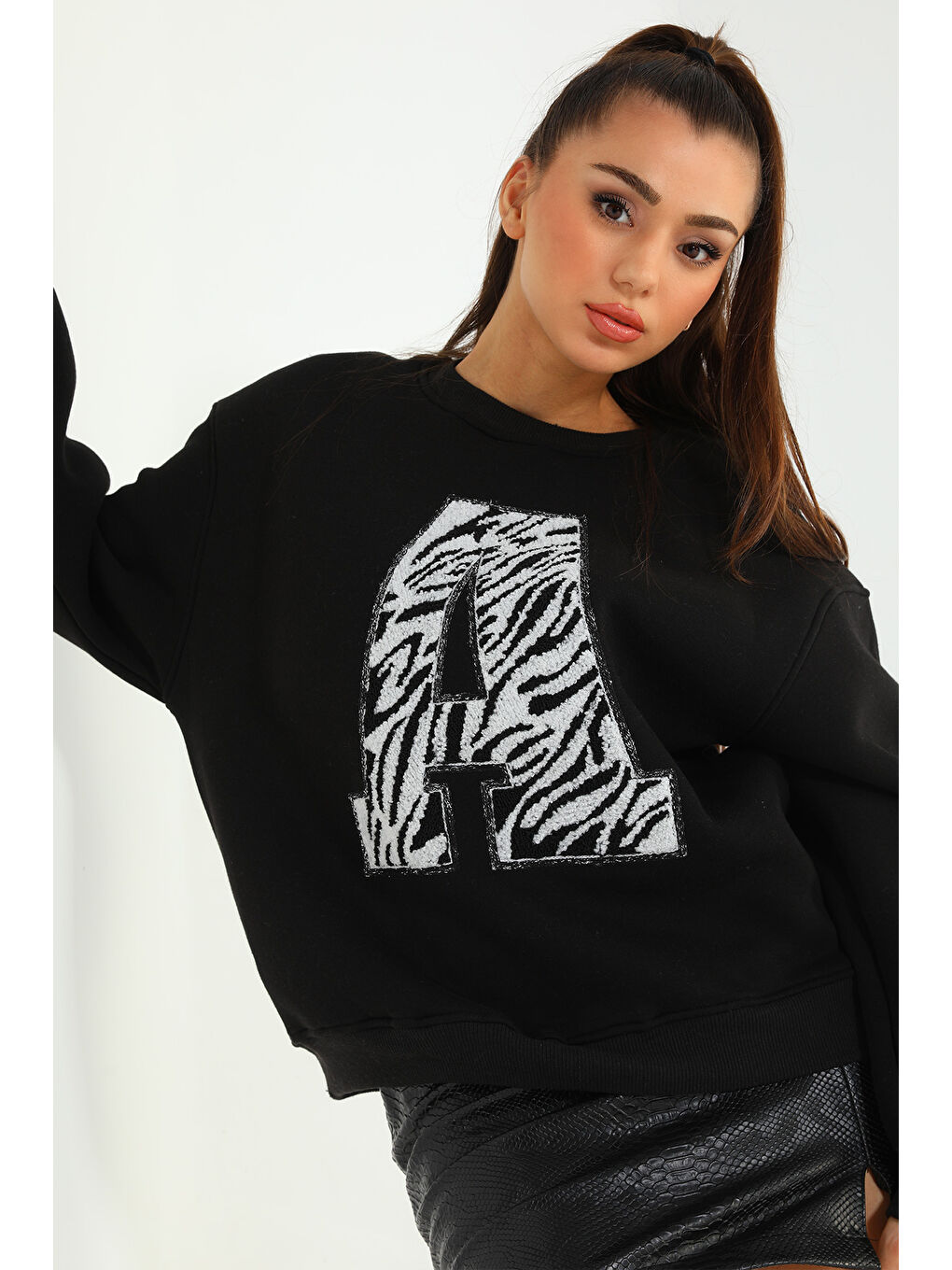 GÜLSELİ Siyah Kadın Nakışlı Şardonlu Üç İplik Sweatshirt - 4