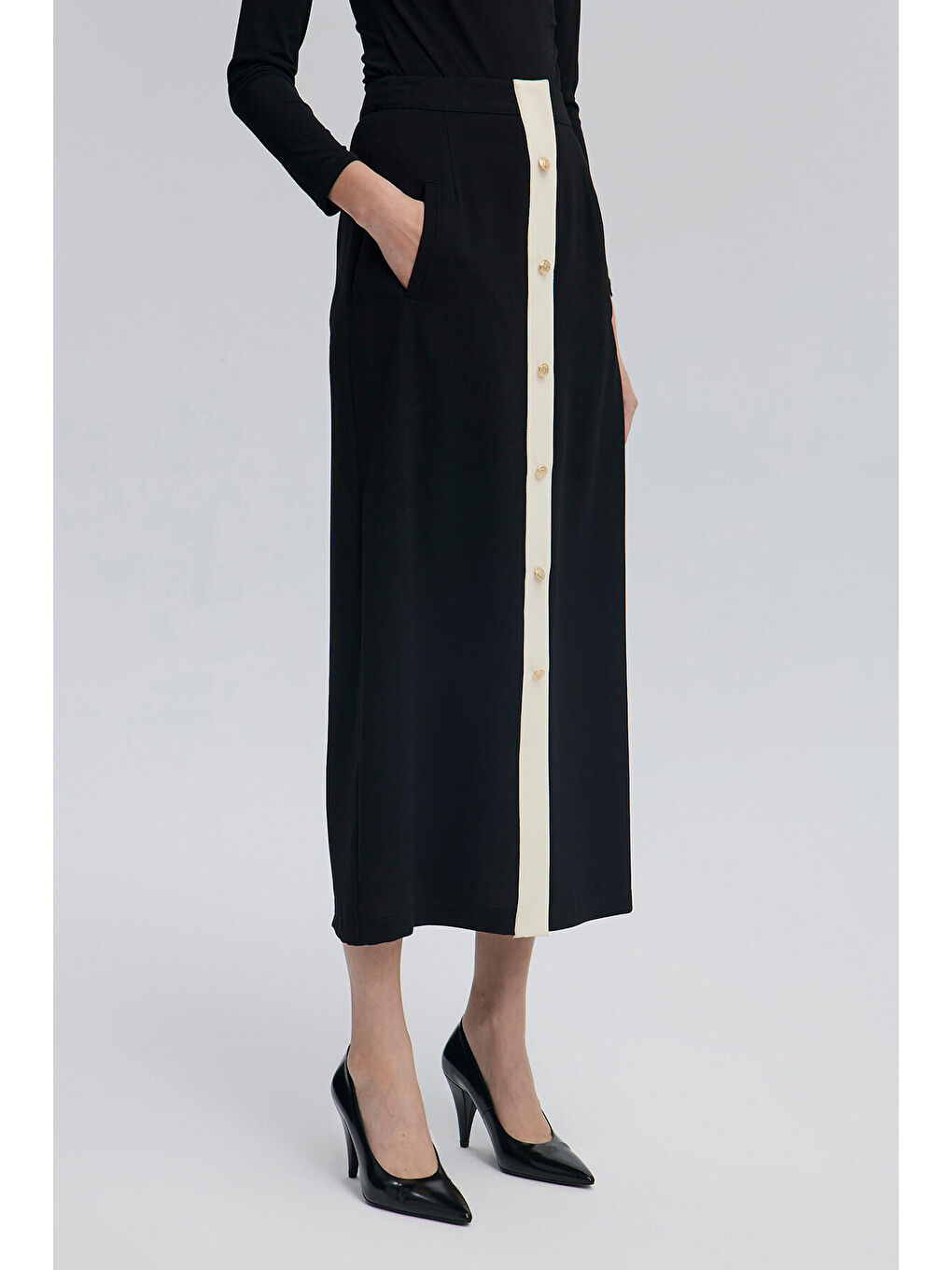 Siyah Gold Düğmeli Krep Etek-1