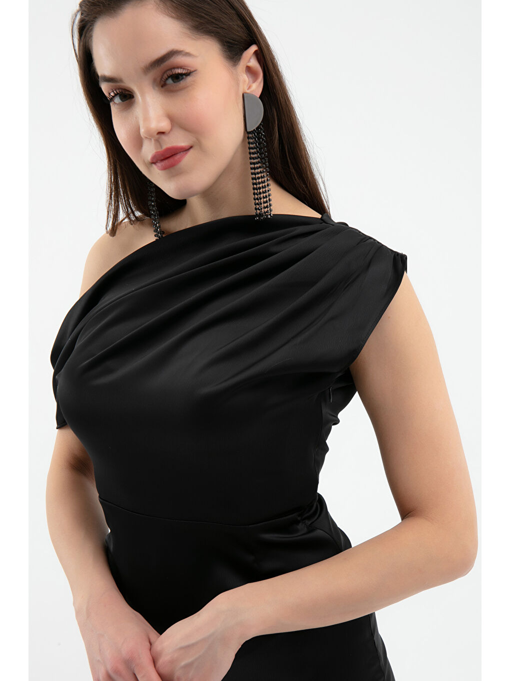 Kadın Siyah Degaje Yaka Yırtmaçlı Saten Midi Elbise-3