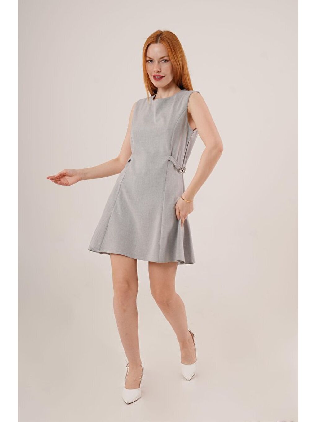 Yanları Zincir Detaylı Sıfır Kol Gri Mini Elbise-1