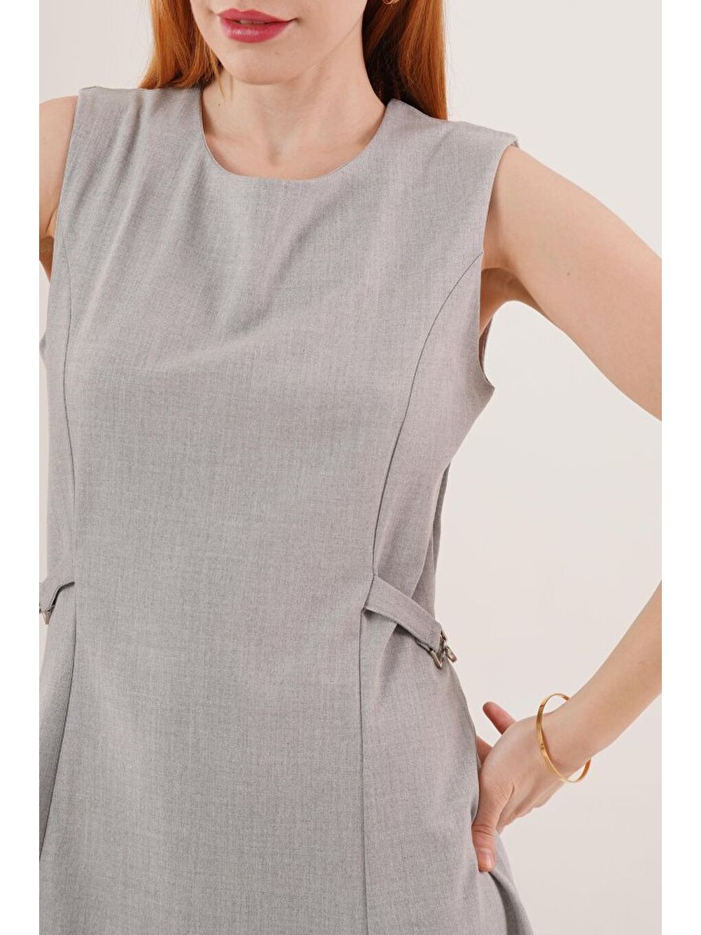 Yanları Zincir Detaylı Sıfır Kol Gri Mini Elbise-2