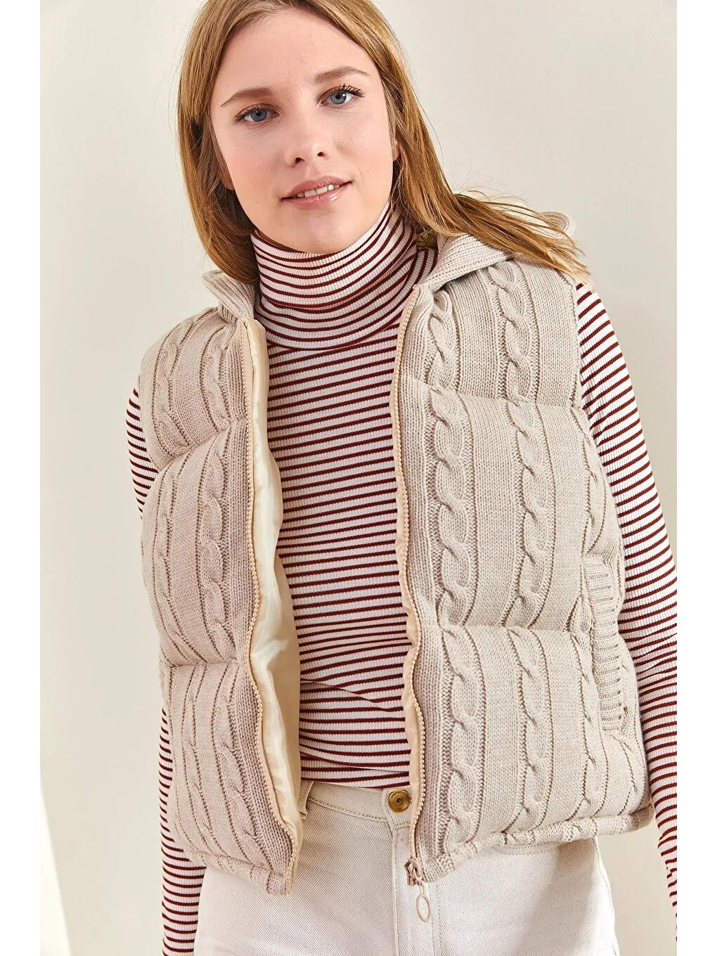 Bej Kadın Kapüşonlu Triko Örme Şişme Yelek