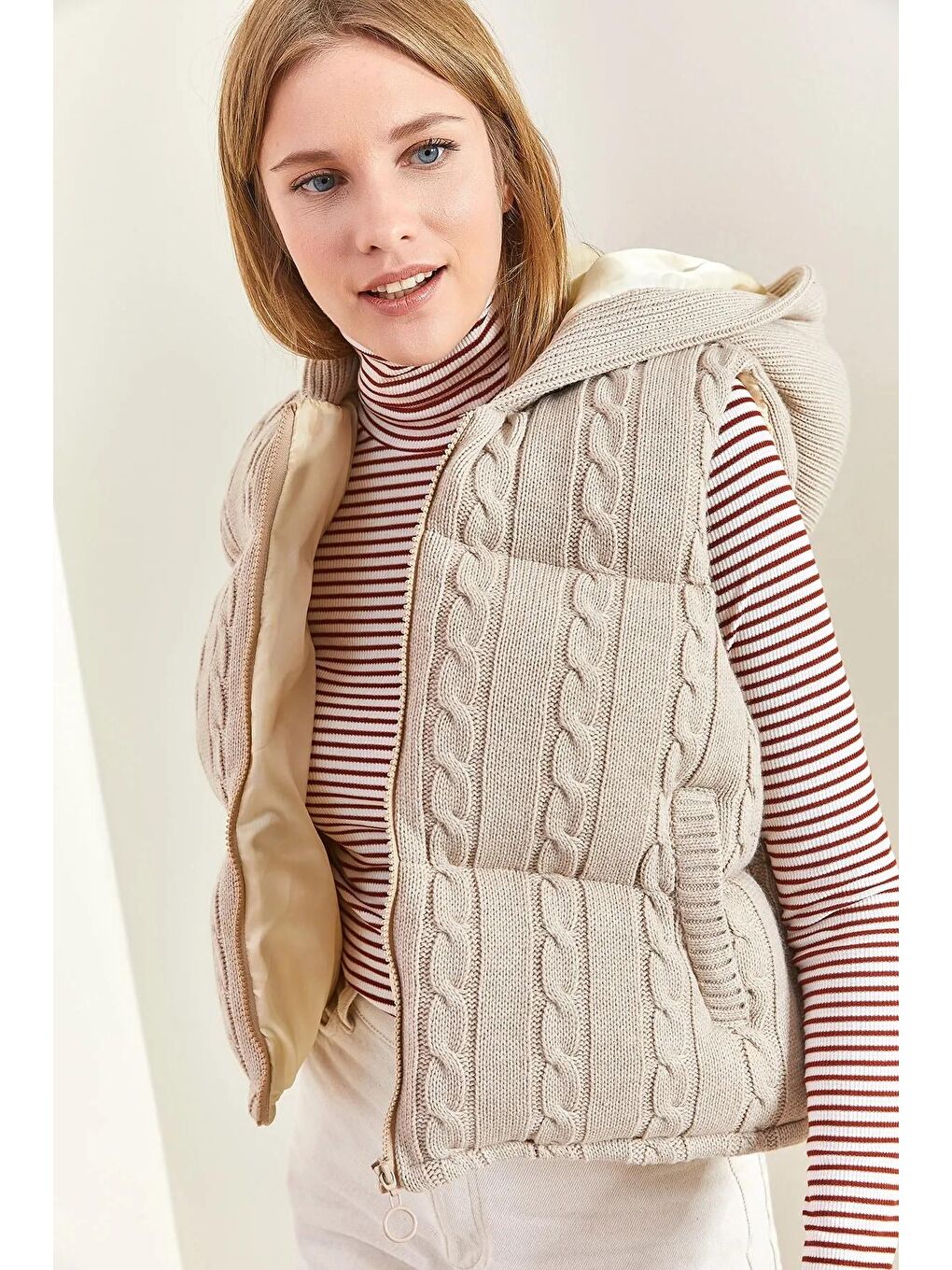 Bej Kadın Kapüşonlu Triko Örme Şişme Yelek-1