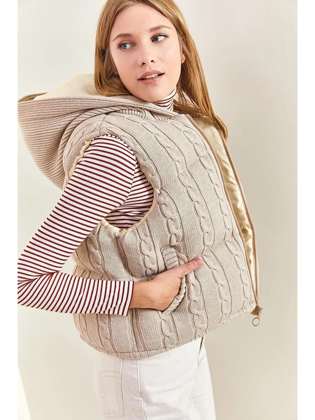Bej Kadın Kapüşonlu Triko Örme Şişme Yelek-2