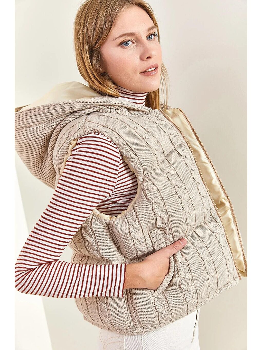 Bej Kadın Kapüşonlu Triko Örme Şişme Yelek-4