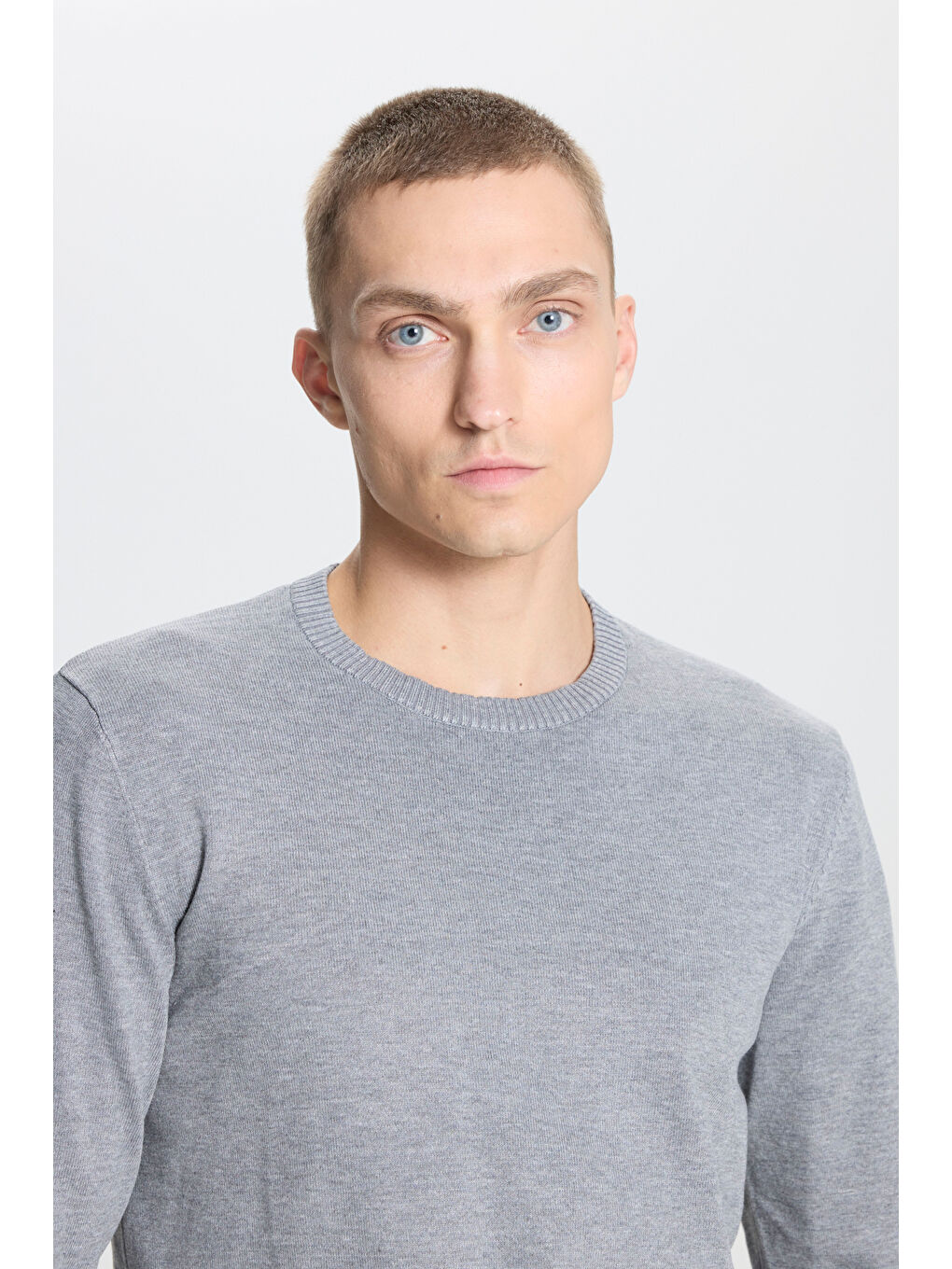 Erkek Gri Melanj Standart Fit Normal Kesim Bisiklet Yaka Triko Kazak-3