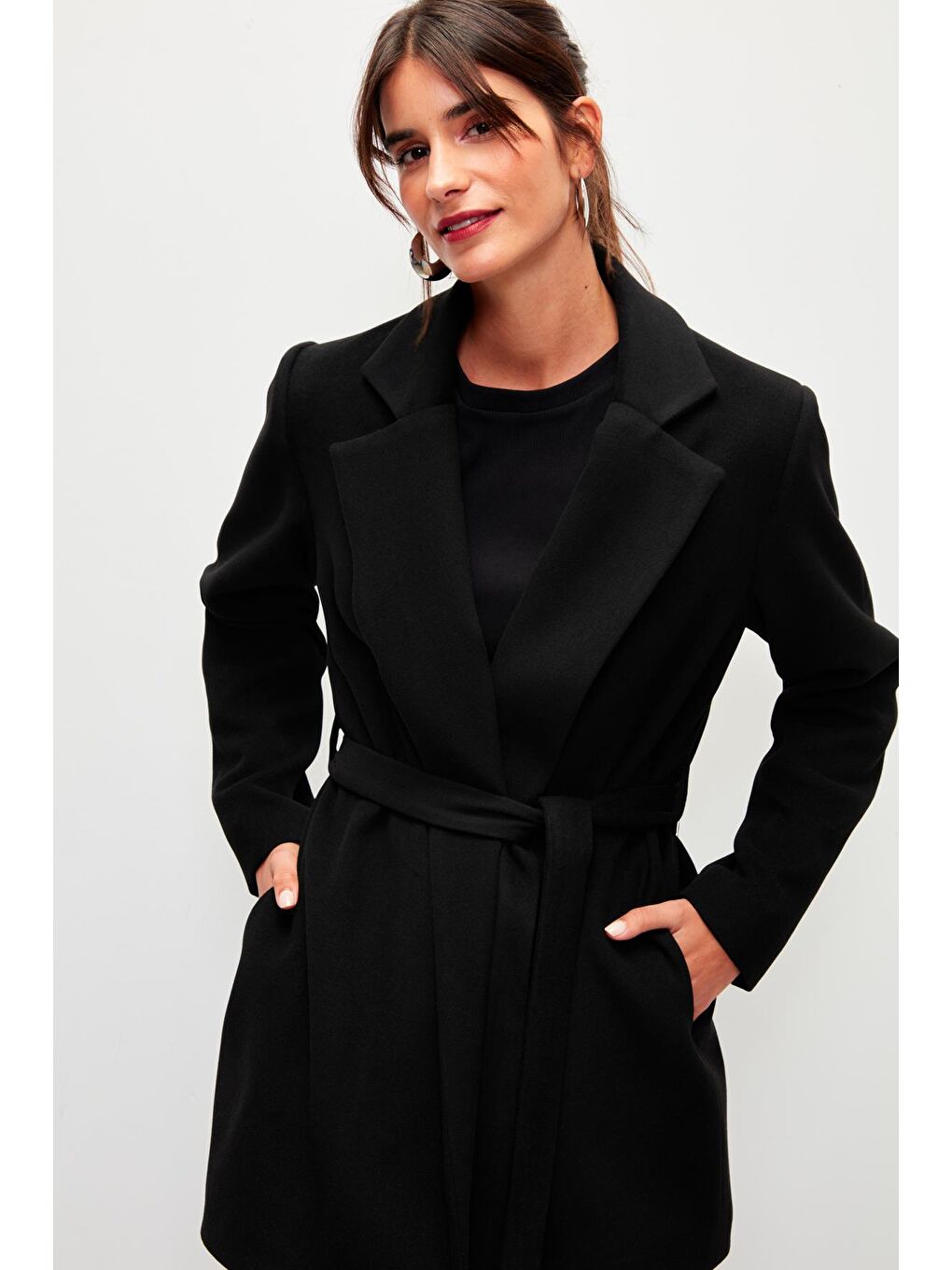 Düz Renk Kuşaklı Kruvaze Yaka Kaban-Siyah