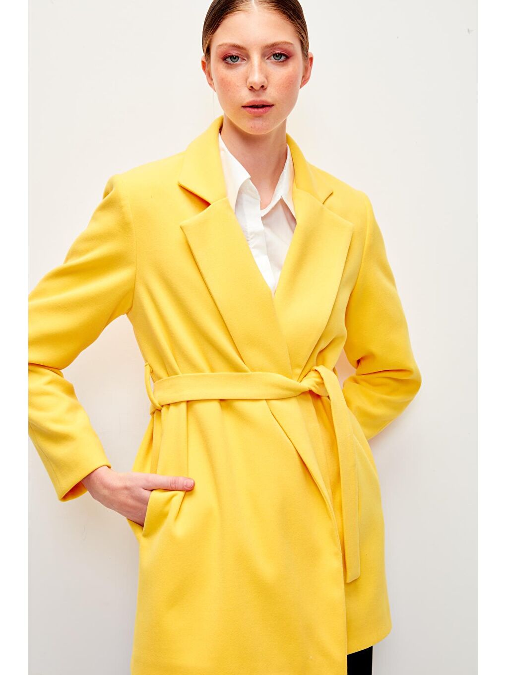 Düz Renk Kuşaklı Kruvaze Yaka Kaban-Sarı-1