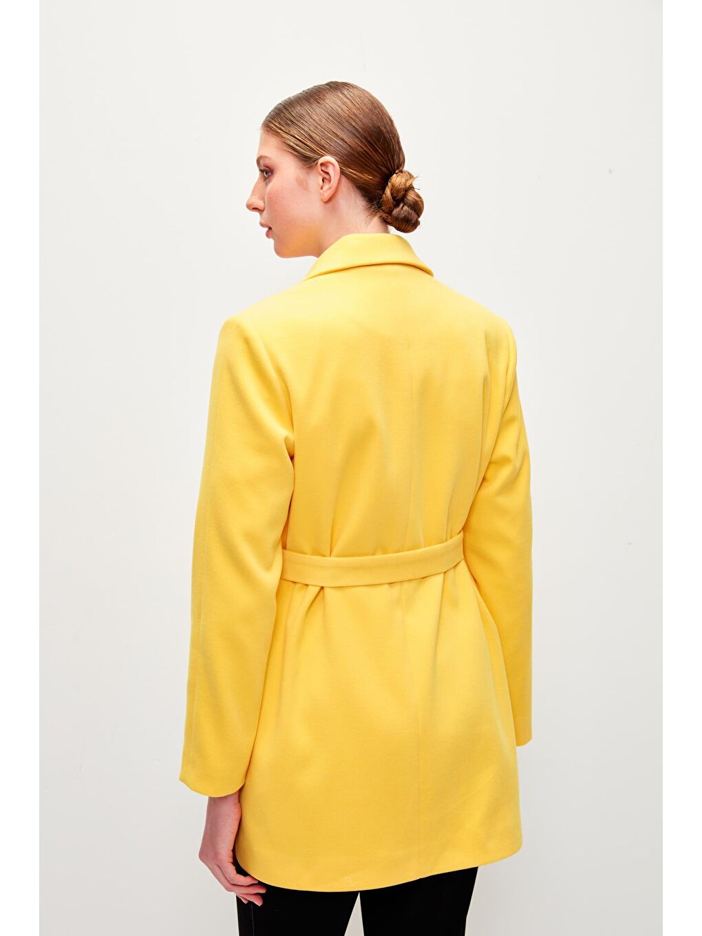 Düz Renk Kuşaklı Kruvaze Yaka Kaban-Sarı-4
