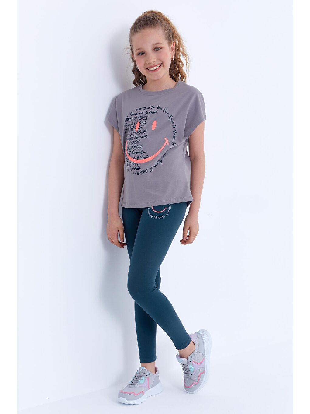 Gri - Orman Yeşil Emoji Baskılı Kısa Kollu O Yaka Kız Çocuk Tayt Takım - 75062-4