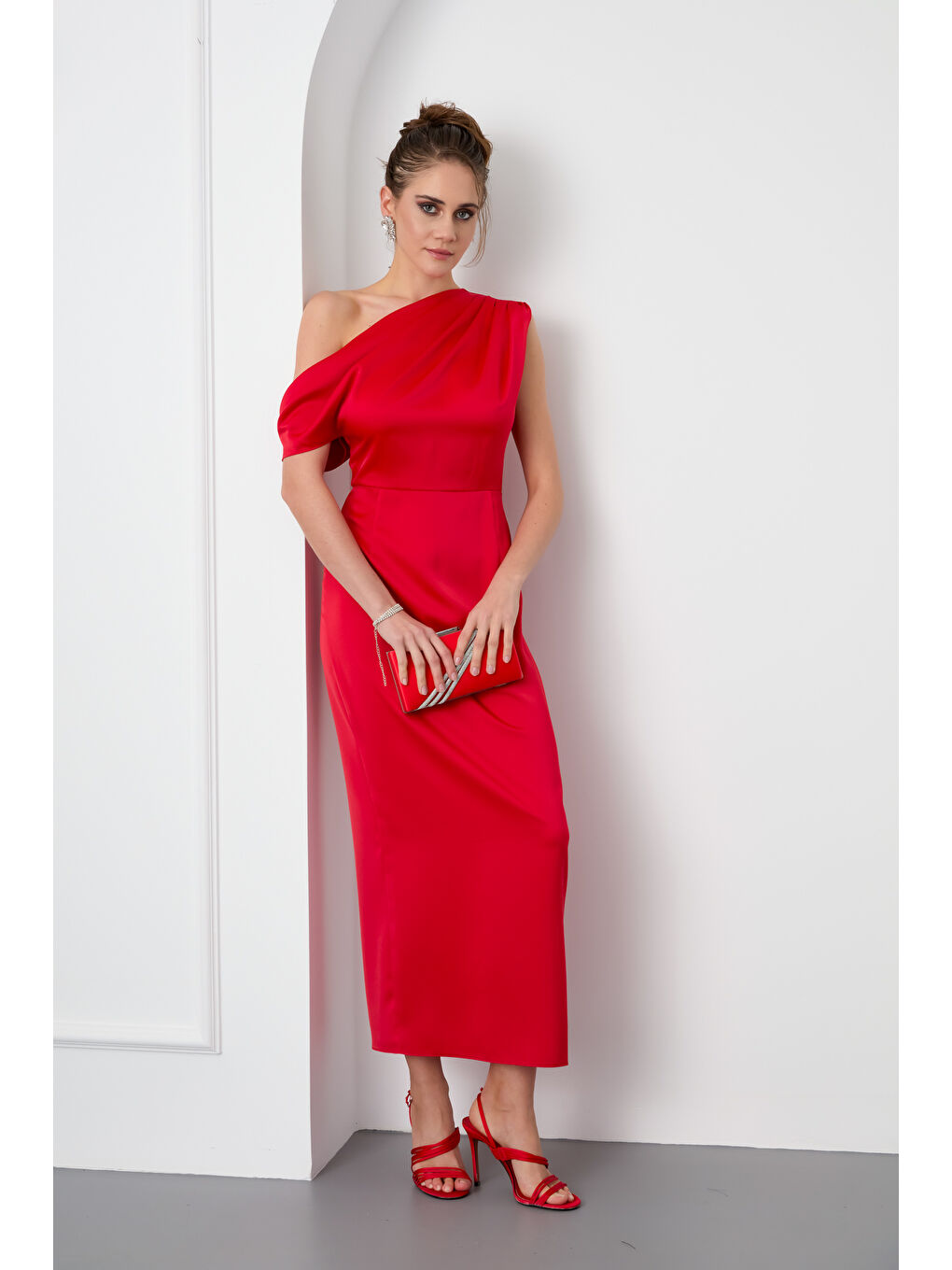 Kadın Kırmızı Degaje Yaka Yırtmaçlı Saten Midi Elbise
