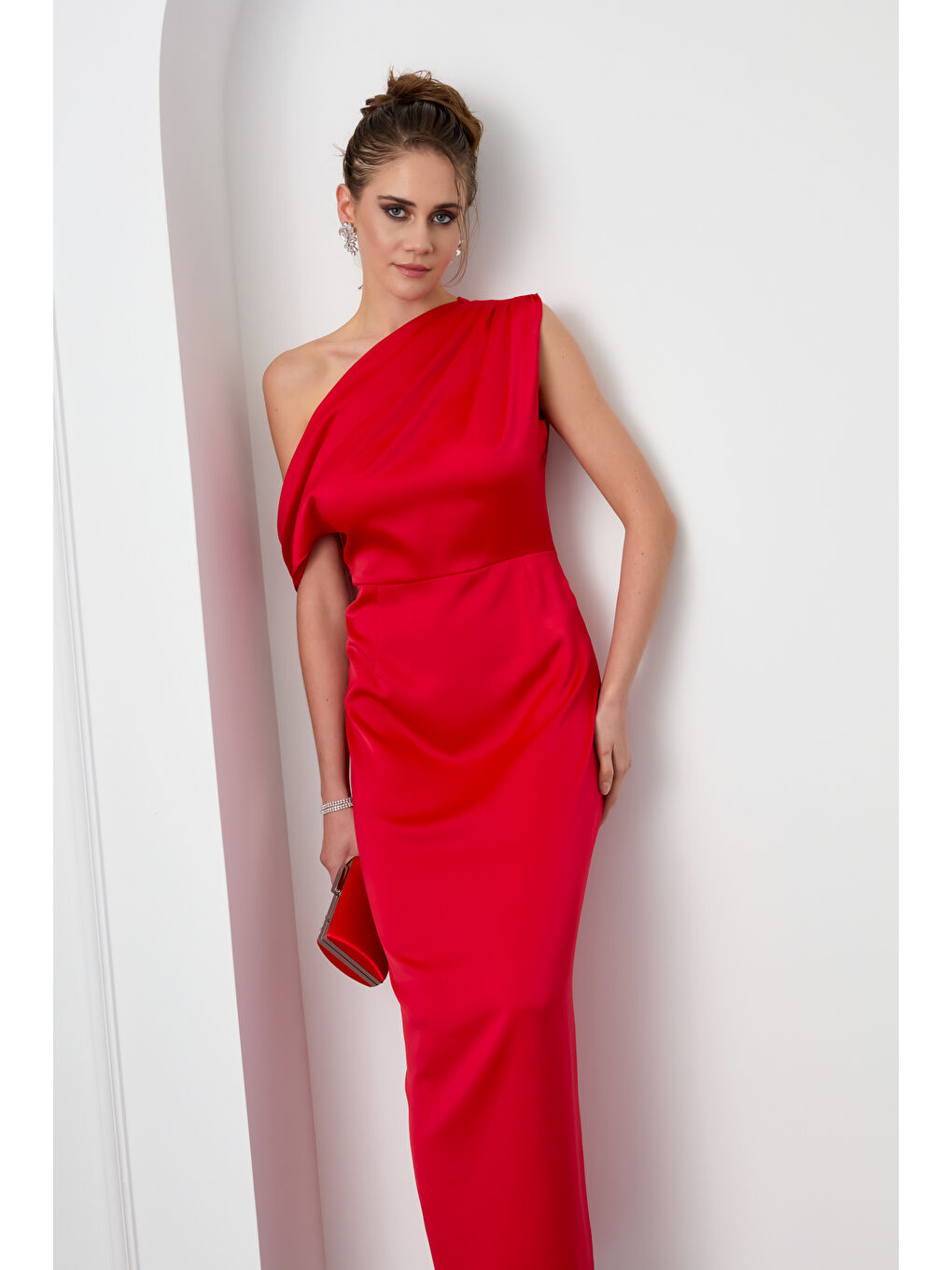 Kadın Kırmızı Degaje Yaka Yırtmaçlı Saten Midi Elbise-1