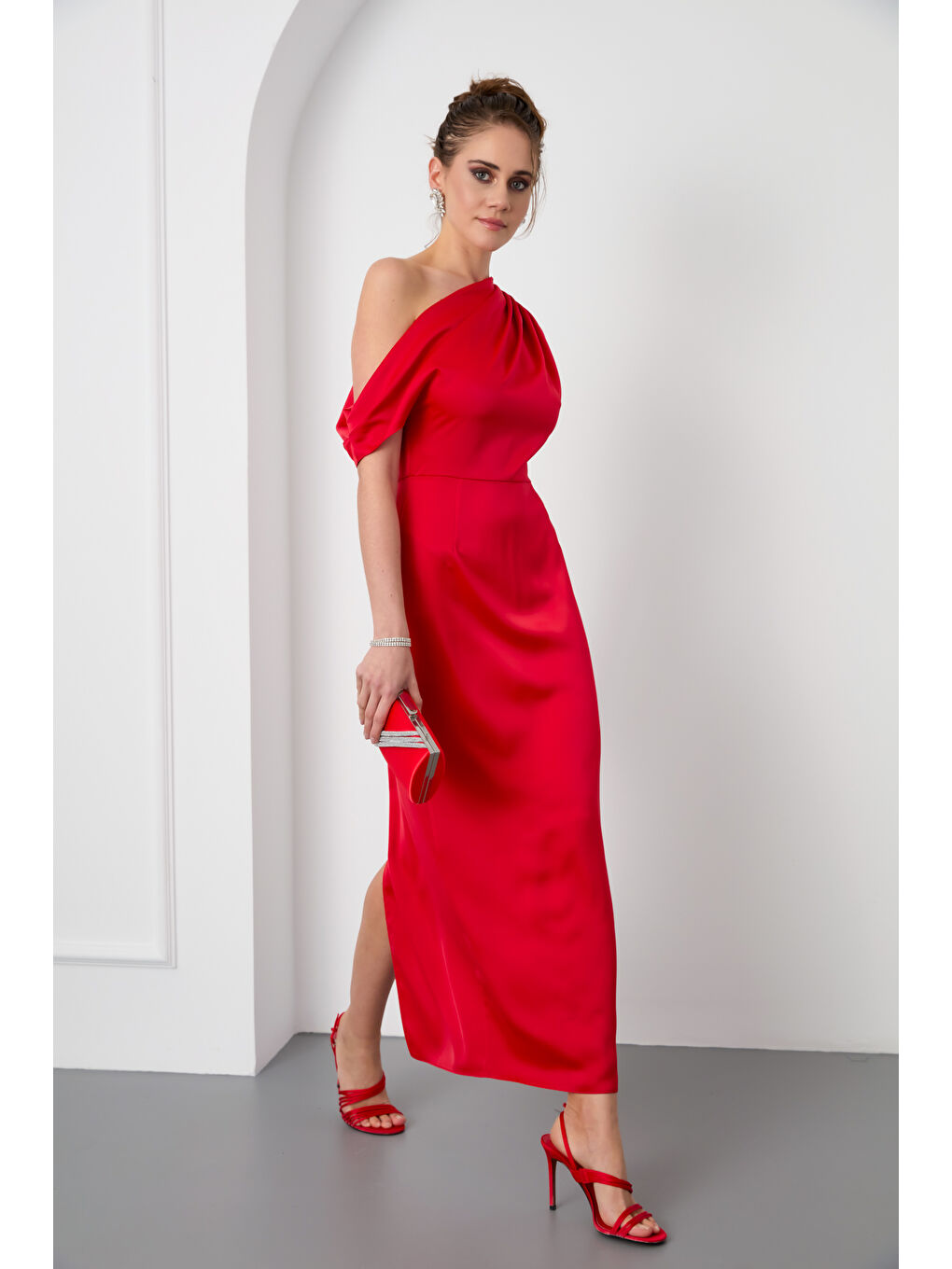 Kadın Kırmızı Degaje Yaka Yırtmaçlı Saten Midi Elbise-2
