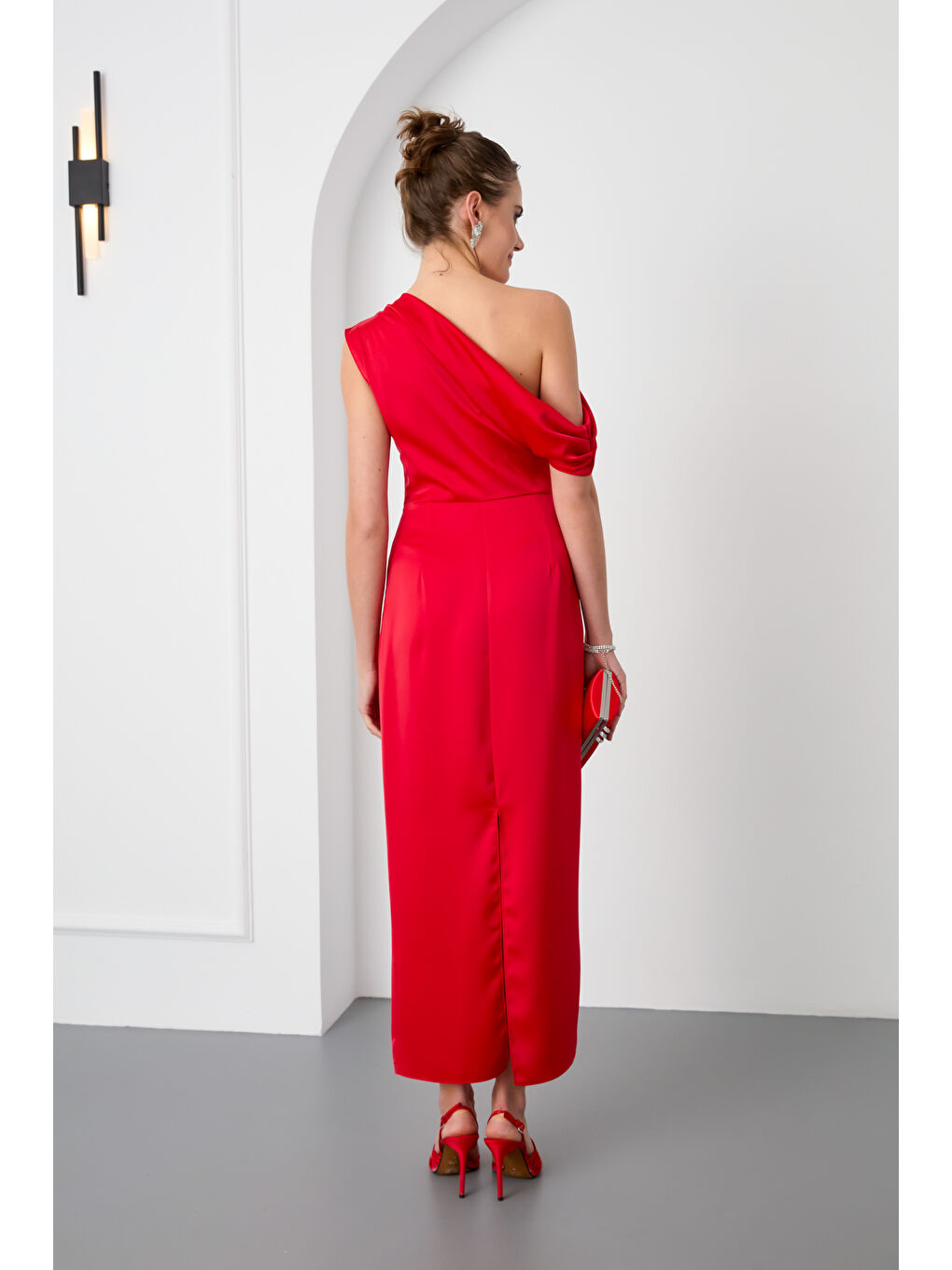 Kadın Kırmızı Degaje Yaka Yırtmaçlı Saten Midi Elbise-4